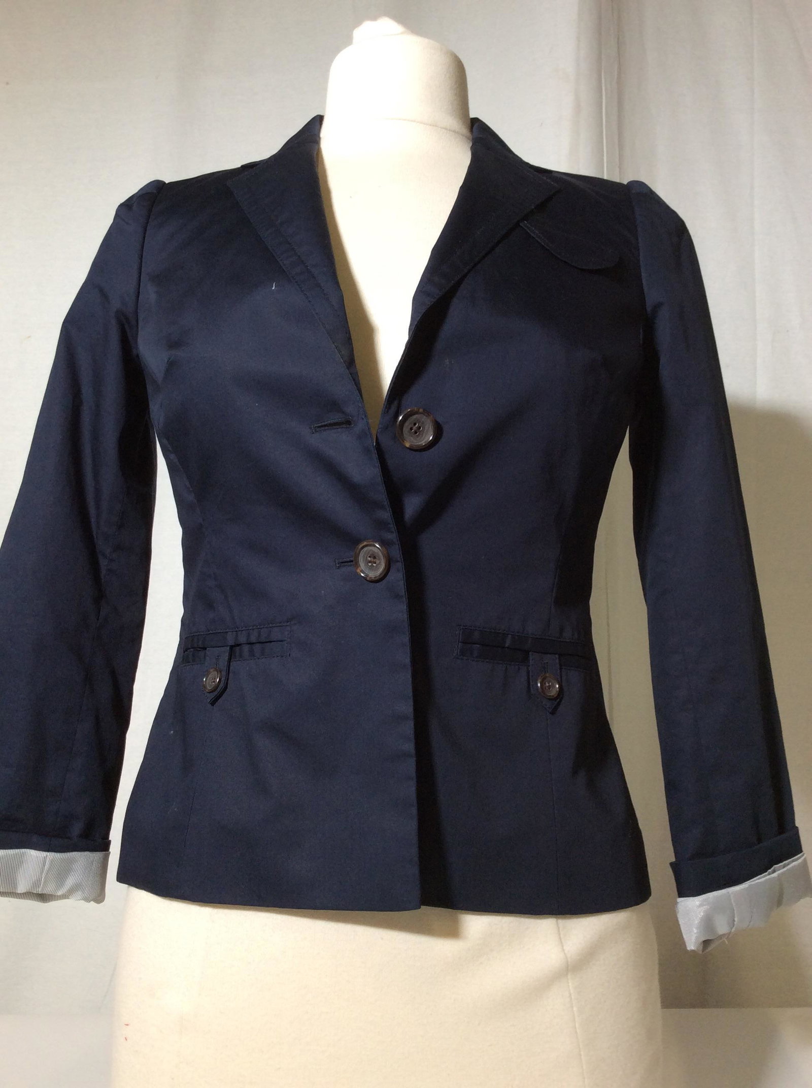 BANANA REPUBLIC Navy Blue Blazer: Size 0. Like new. Button down center, backside pleat, faux breast pocket & waist pockets, tailored collar shawl, acetate lining, Fashion Designer BANANA REPUBLIC , Ladies Wearables, Casualwear, Jean J