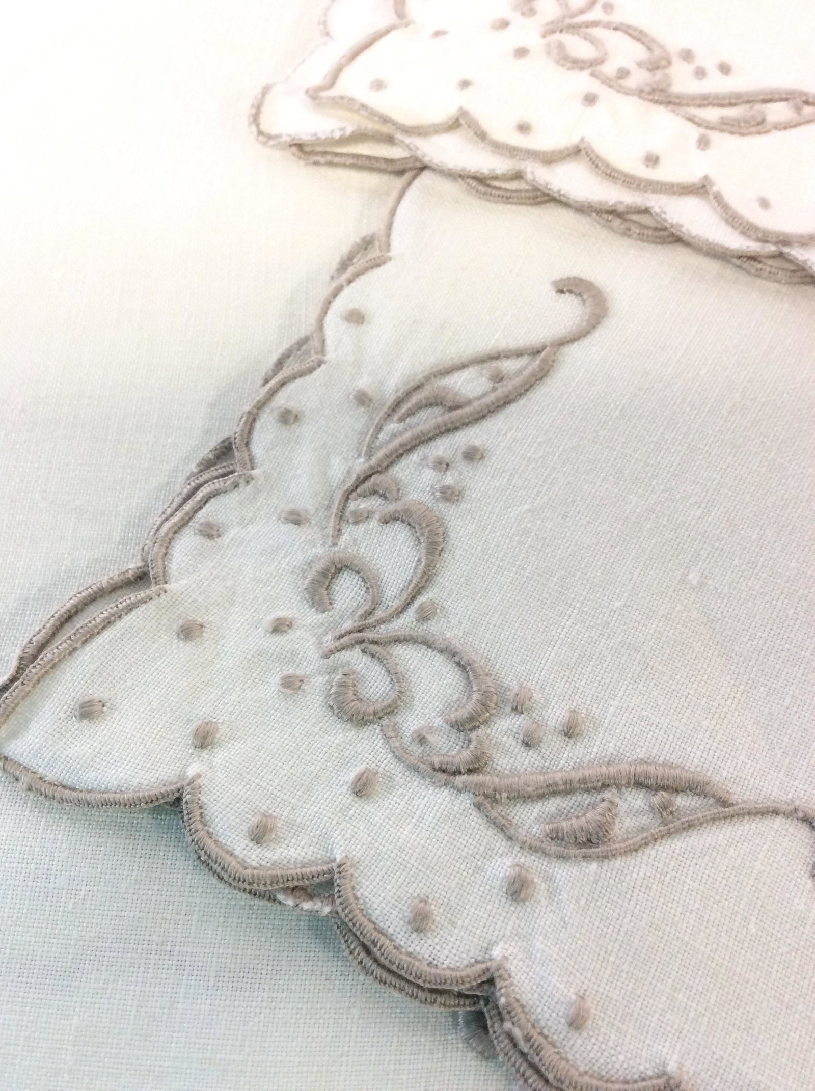 Vintage Embroidered Linen Table Settings, Set 7: scallop Edge linen place mat and dinner napkins. 4 Placemats ( 17 x 12.25 in ), 3 napkins ( 16 x 15.5 in). Property of Upper East Side NY Estate Vintage Napery, Linen Tableware, Placemats & Napkins, T