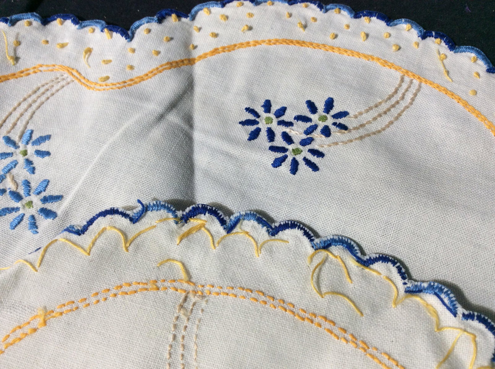 Lot Vintage Collectible Embroidered Table Linens: Lot consists of machine and hand embroidery, crochet, linen table napkins, centerpiece decor, furniture decor. 12 yellow linen table napkins ( 15.5 in.) , blue flower scallop edge linen cloth (16 in),