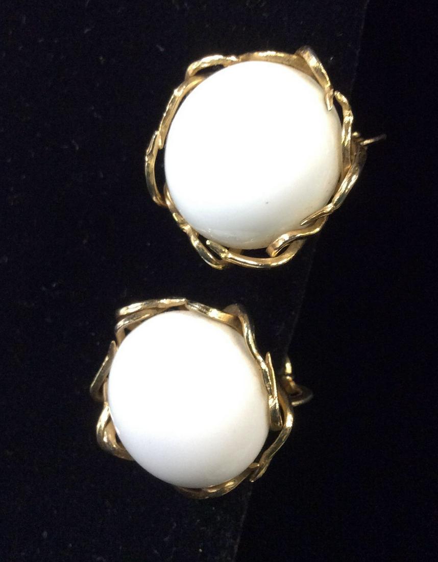 Signed Hattie CARNEGIE Button Earrings, c.1940: Retro white button earrings encircled in gold tone metal with pierced floral pattern. c.1940 . Signed. 7/8 in wide, 1/2 in depth. Retro Hattie Carnegie Clip On Earrings, WhiteButton & Gold Tone Retro 