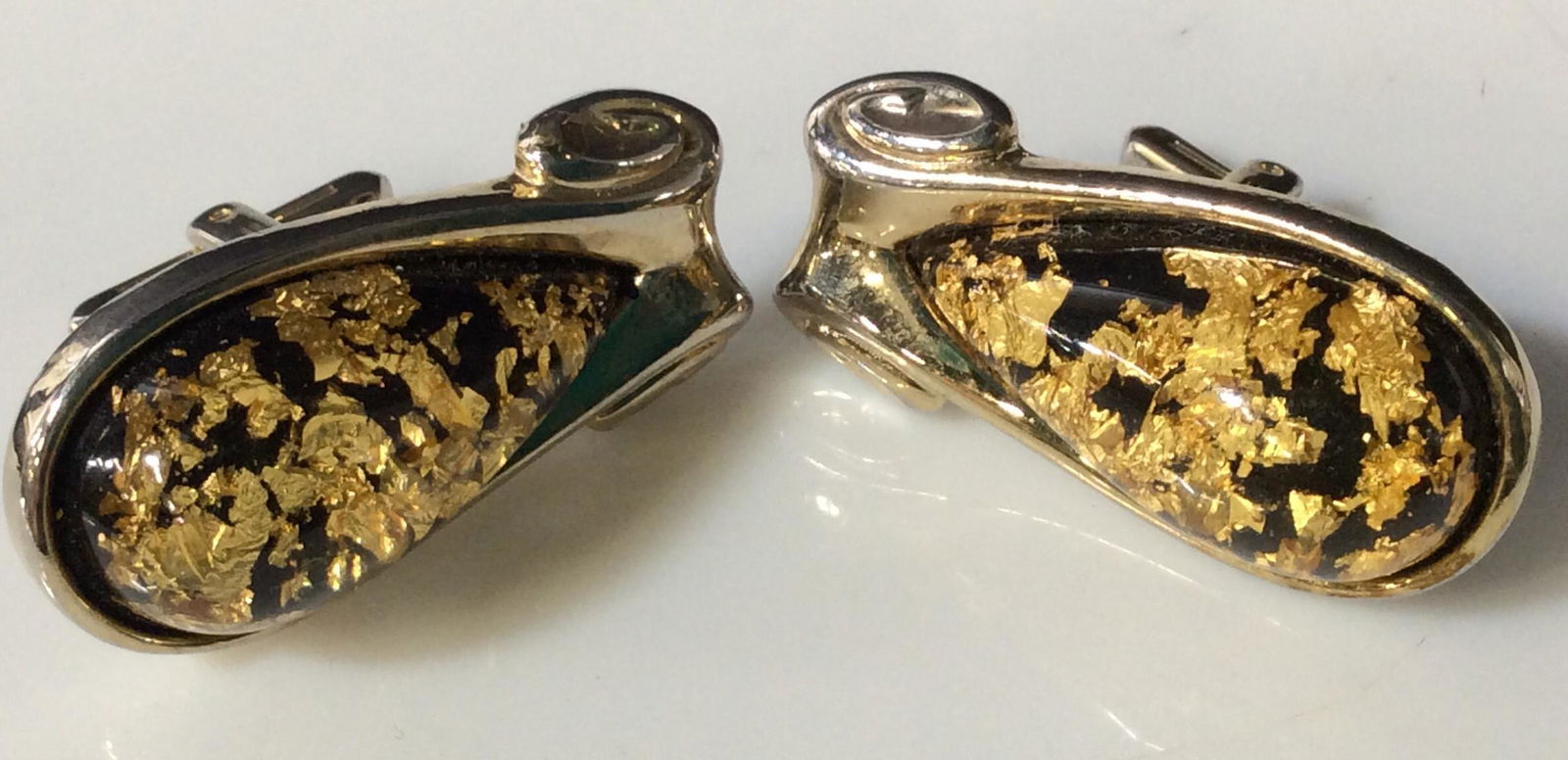 Pair Gold tnd Metal Cufflinks, Gold Leaf in resin: Gold Leaf Flecks Under resin cabochon, vintage, bezel set in silver tone metal. 1.5 in long, 5/8 in wide. Cufflinks, Men’s Accessories, Gold Leaf Fleck Resin Cufflinks, Art Deco Style, Vintage Acces