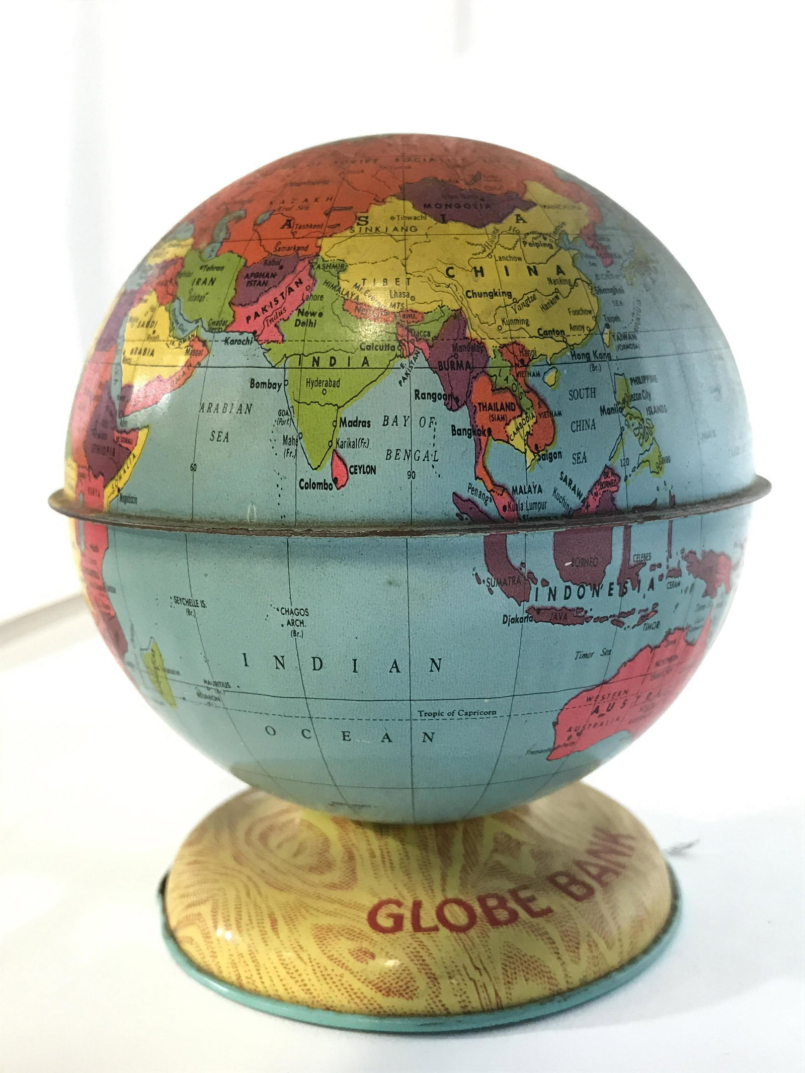 Vintage Metal Globe Bank Coin Bank: Base of piece reads GLOBE BANK. Piece has coin slot at top. Piggy bank, glove bank, metal globe bank, metal piggy bank, tabletop accessories, metal coin bank. collectible, Piece measures approximately