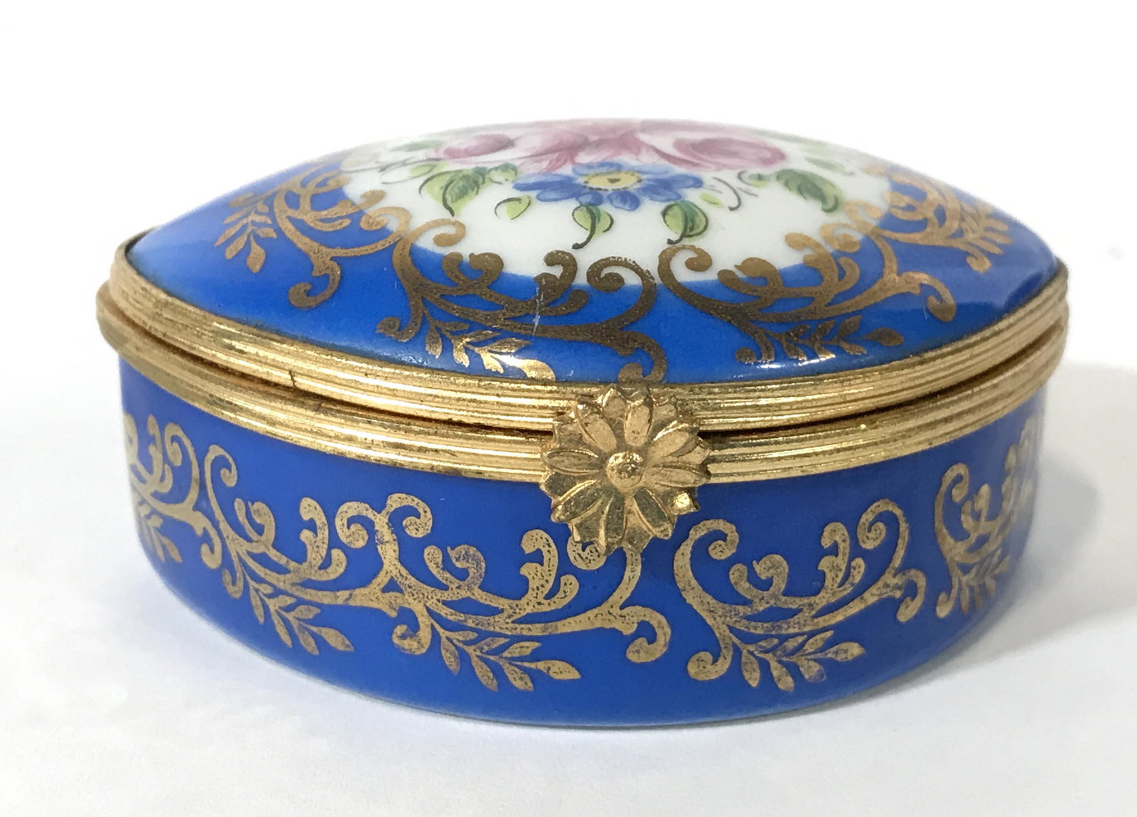 Lot 2 French Porcelain Pill Boxes: Underside of one trinket box is marked LIMOGES FRANCE while the other is marked PILLIVUYT FRANCE. Trinket boxes, pill boxes, keepsake boxes, French trinket boxes, porcelain trinket boxes. Larger trink