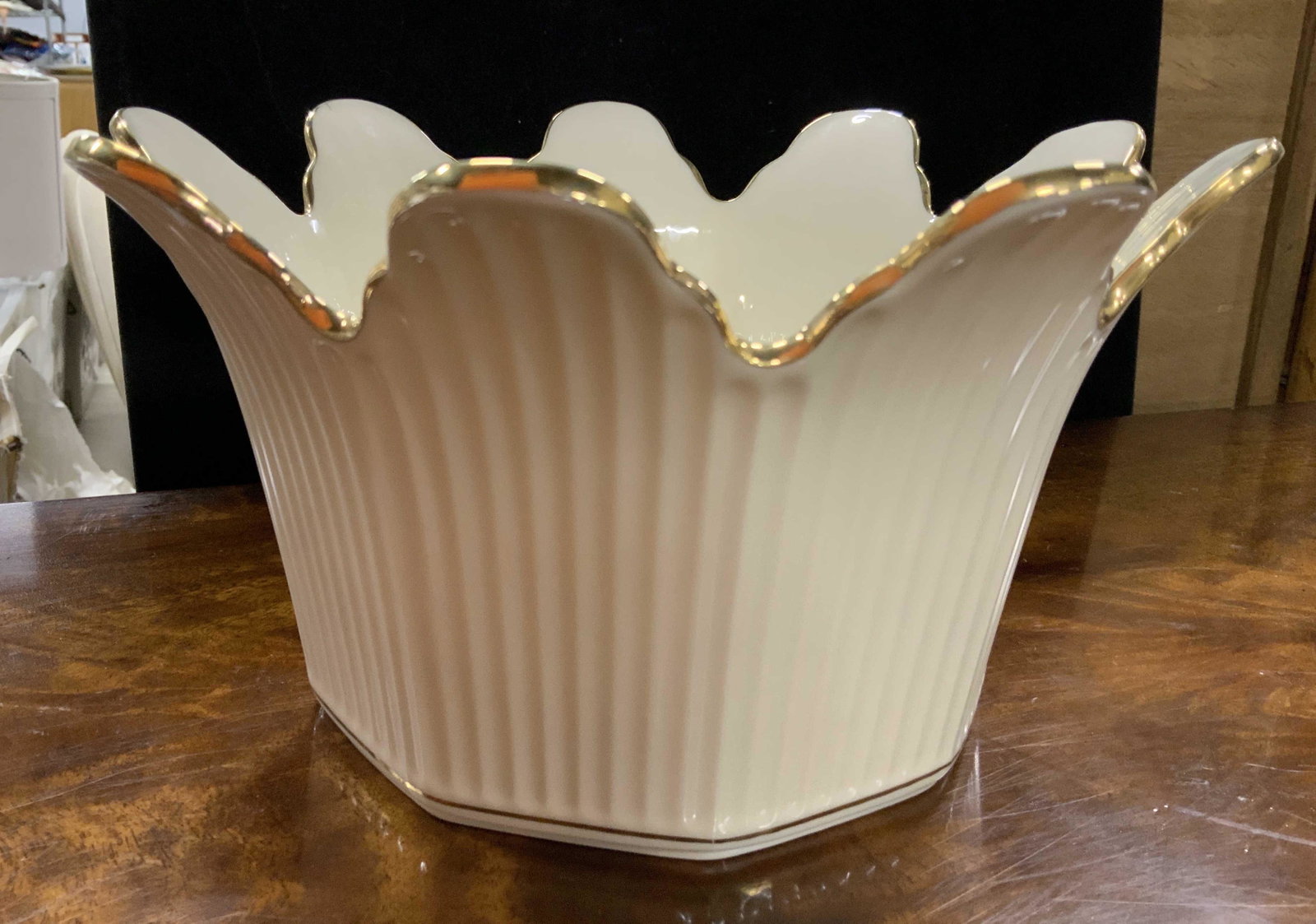 Lenox Porcelain Gilded Cache Pot: Serving bowl, cache pot, vessel, vase, Lenox porcelain table ware, measures ht 5 inches diameter app 9 inches