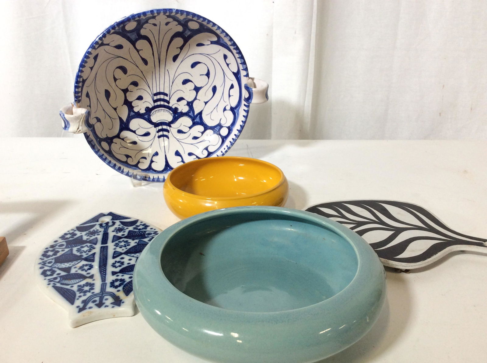 Lot Scandinavian Mid Century Tableware, 5 pieces: Two fish Shape trivets, Enameled Black & White Voss, Made in Denmark. Blue & White Porcelain Pursgrund, Norway. Mid Century table bowls, ceramic ash blue 8 x 2.5 in with crazing. Yellow melamine bowl.