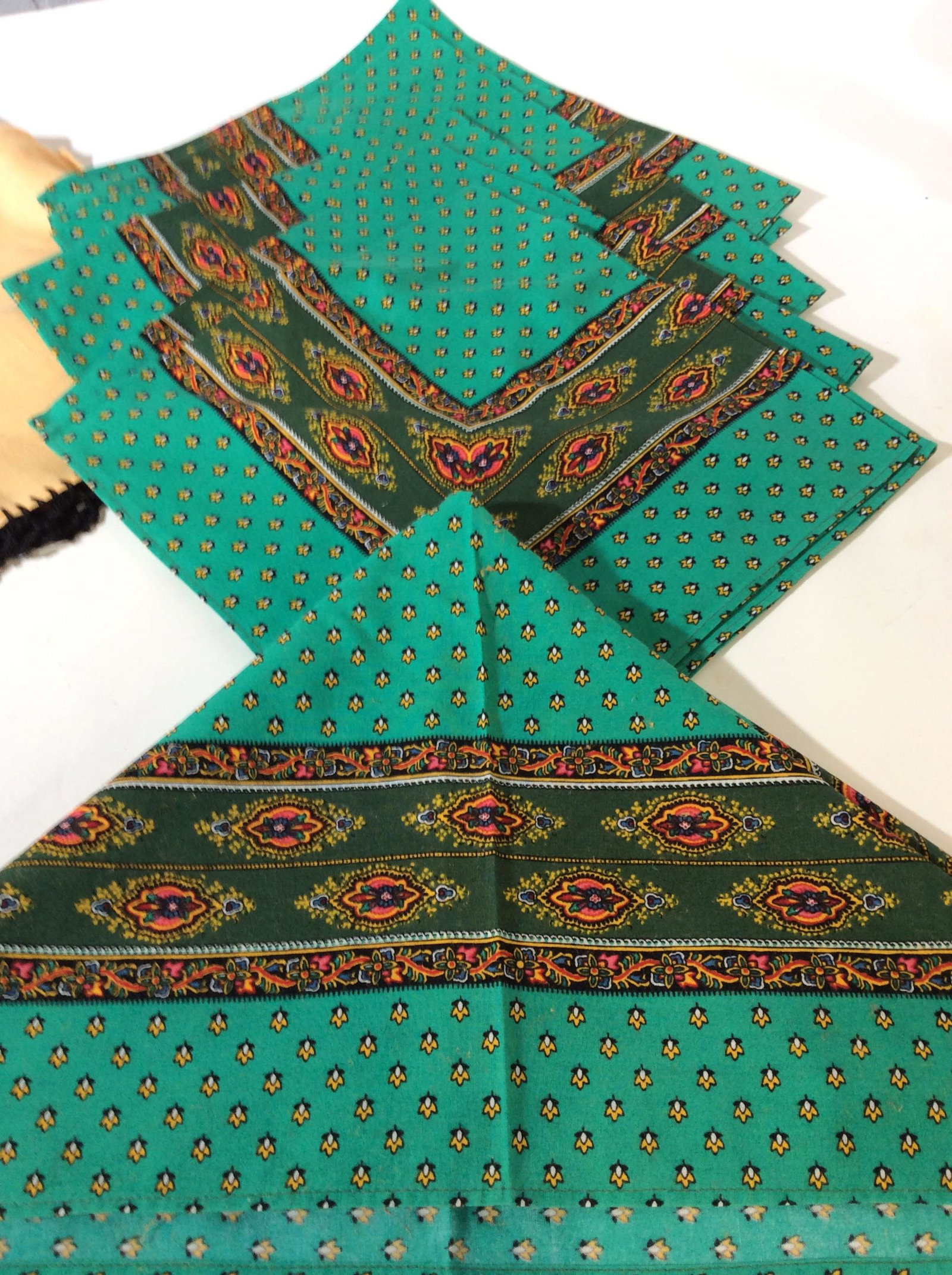 Collectible Linen Napery & Vntg Table Lace Items: Nice collection of colorful Cloth Table Napkins, Table Cloth & Napkin Set , Embroidery, Linens, Some with hand cross stitch, lace hems. Vintage and contemporary. All linens are in good condition, some