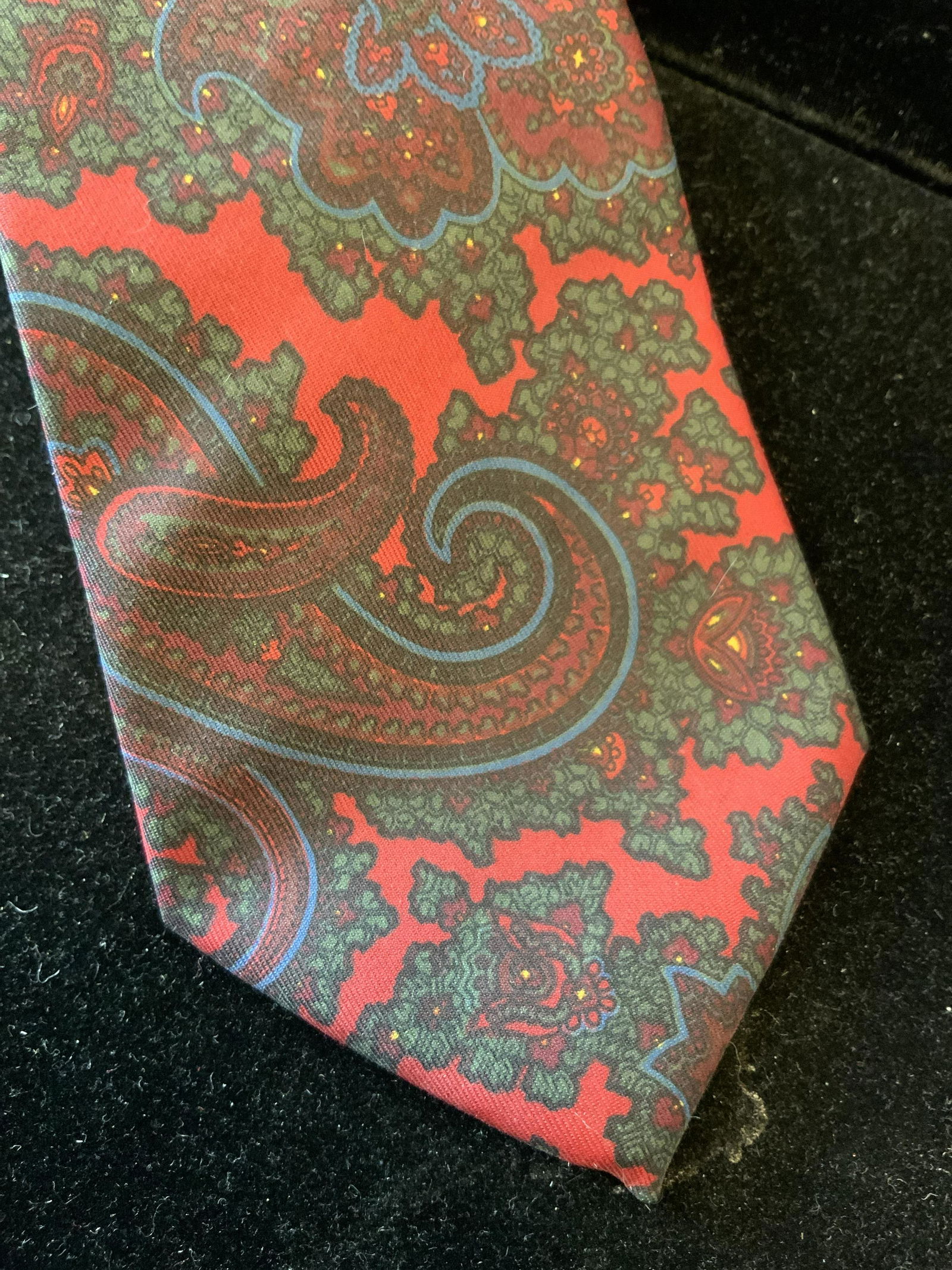 BURBERRY designer Silk Neck Tie, England: Made in England, luxury Designer Burberry men’s fashion, neck wear, neck tie, Paisley Design,