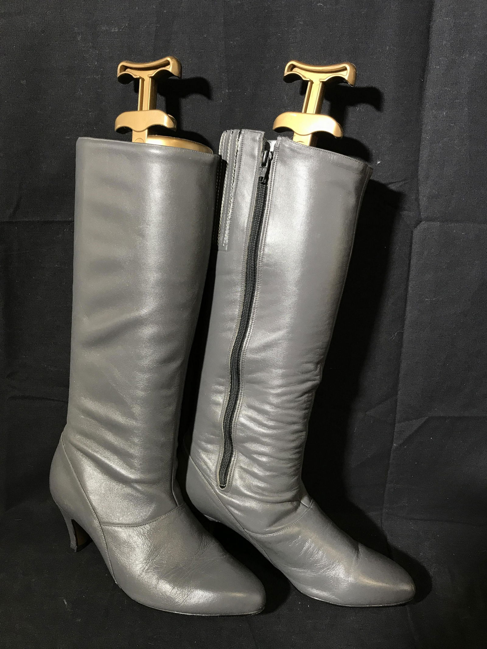Women's Knee High Grey Leather Heeled Boots: Women’s knee high grey leather boots, size 8, print on inside of boot faded what can be seen reads ‘8M W, 22 16042, Leather upper other parts man-made, 4720040’, some scuffs to underside and hee