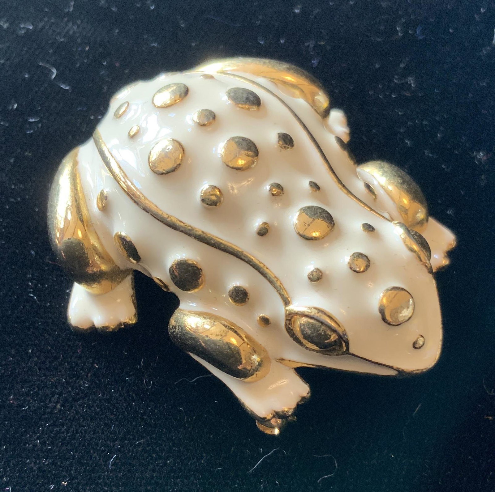 Kenneth Lane Enamel Gold Frog Brooch: Statement designer jewelry, estate jewelry, vintage jewelry, costume jewelry, measures 2 by 1.5 inches