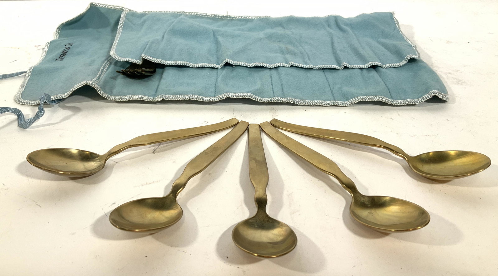 Lot 24 Piece Tiffany Co. Gold Plated Flatware: Tiffany Co. Gold Plated Steel Flatware, Lot includes 5 dessert spoons, 4 soup spoons, 3 dessert forks, 4 dinner forks, 4 butter knives, and 4 Dinner Knives, gold plated German stainless steel, all pie