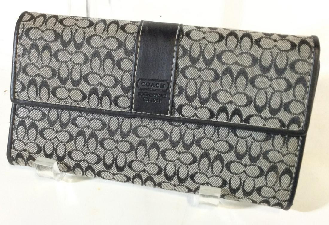 COACH Black & Grey Classic Monogram Wallet: Ladies Wallet, Genuine Interior Leather, Coach fabric exterior. Clean stitching, interior change compartment, ID window, CC SLIPS, Bill/ paper money compartment. Coach logo on ext + interior, reads CO