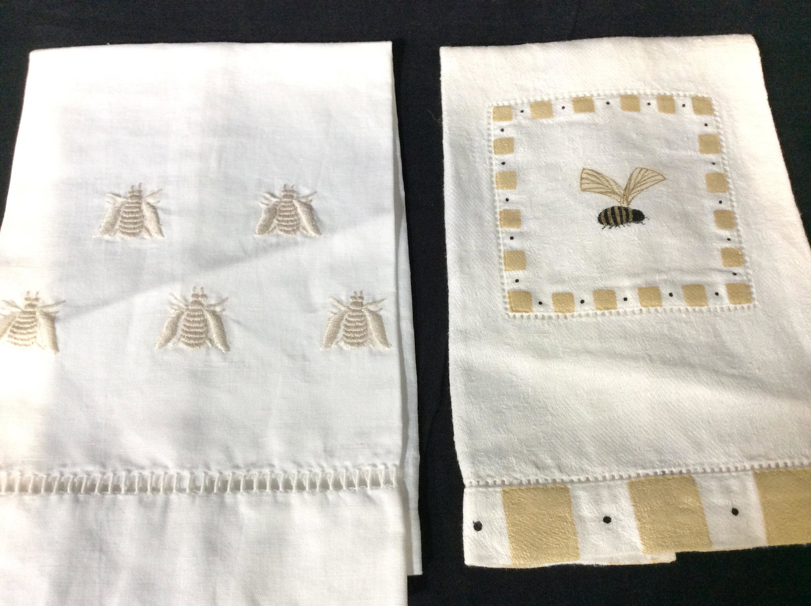 Lot 3 Collectible Cotton Embroidered Napkins: Pressed cotton square dinner Napkin, Decor In corner of birds nest with eggs, 17.5 x 17.5 in. Bubble Bee Themed Embroidered Tea Towels, Hand Towels. All White, all no marks noted. Napery, Kitchen Text