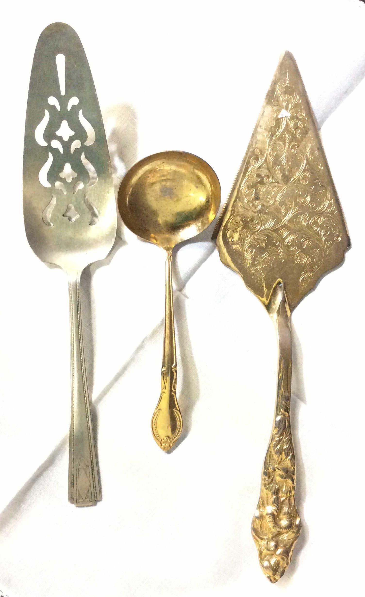 WALLACE 18/10 Flatware Set, Serving Pieces: Wallace 18/10 Set. Chevron pattern. Total Wallace Pieces 26 . 5 dinner knives 10 in. , 6 dinner forks 8 in. , 3 Salad/ dessert Forks, 6 Lrg Spoons 7 1/4 in, 6 tea spoons. Additional Serverware Utensil