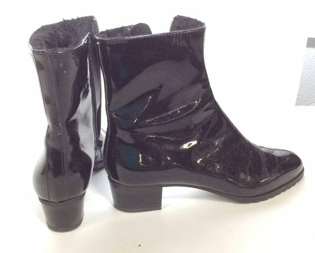 PERTTI PALMROTH For GALO Shoes , FINLAND: Size 7. Narrow width foot. Black ankle boots, Patent Leather ( Faux, possibly vinyl) , plush insulation, side zipper. designer label with embossed PERTTI PALMROTH signature. Made in Finland. Style no 