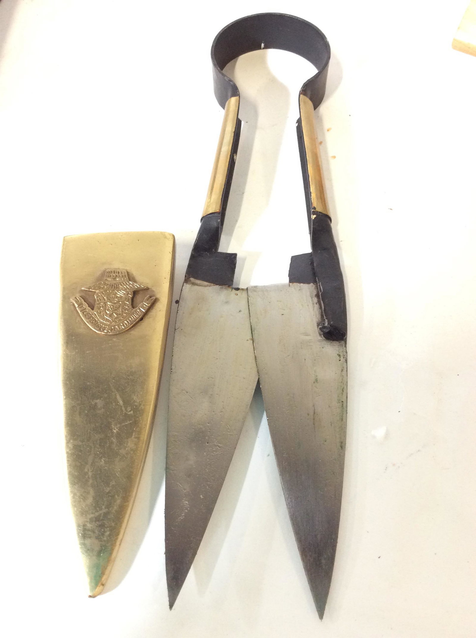Le Prince Jardiniere Garden Shears, Org Box,: France LE PRINCE JARDINIER SINGLE HAND GRASS SHEARS IN BRASS SHEATH WITH EMBLEM. Weighted item. 12.5 in L by 2 in wide in metal cover. Slip shears out and they expand to 3 in w. Hook on pocket cover. 