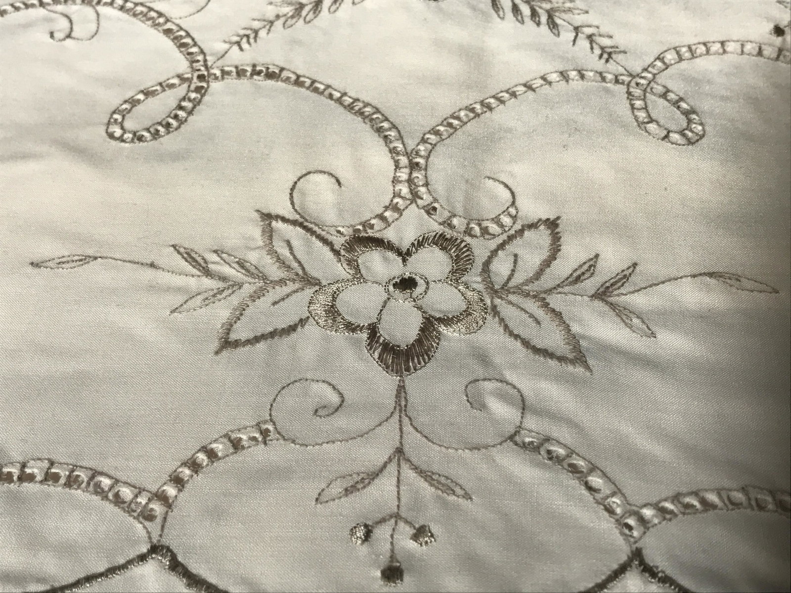 Set Vintage Linens: Group lot of 5 vintage linens, lot includes four napkins and a matching table clothe, all linens have been cleaned starched and pressed, made of a light pink colored fabric with embroidered elements, 