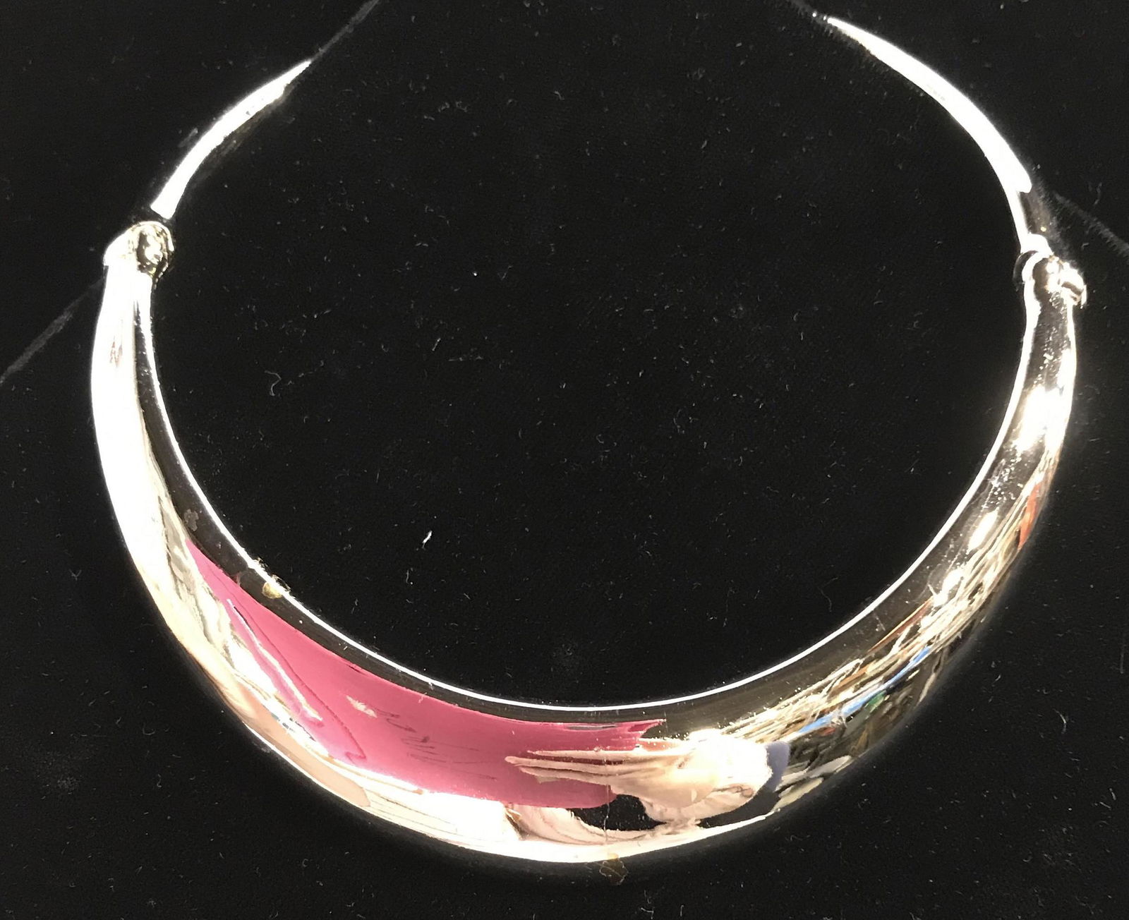 Signed Vntg CINER Silver Tone Collar Choker: Sculptural Collar Necklace by CINER, signed underside. 1 in wide at neck. Diameter app 4.5 x 4.5 in. Secure latch. Silver tone, light metal wear consistent with vintage use. Statement necklace, Design