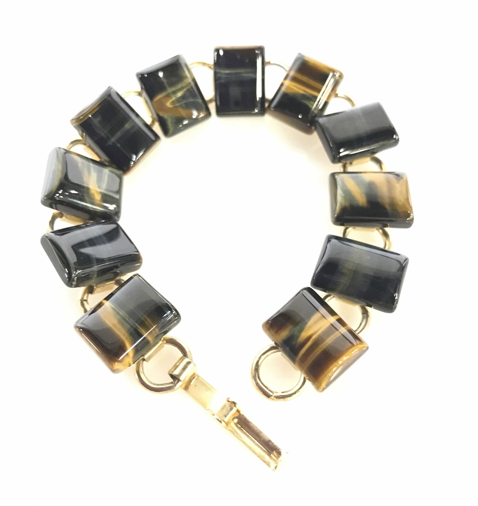 Tigers Eye Stone Chain Link Bracelet: 11 Tiger Eye Stones, 10 x 12 mm, connected with circle links in gold tone. Secure clasp, app 6.75 in. Ladies Bracelet, Tiger eye, Ladies fashion, Tiger eye quartz, Link bracelet, Ladies Jewelry, Weara