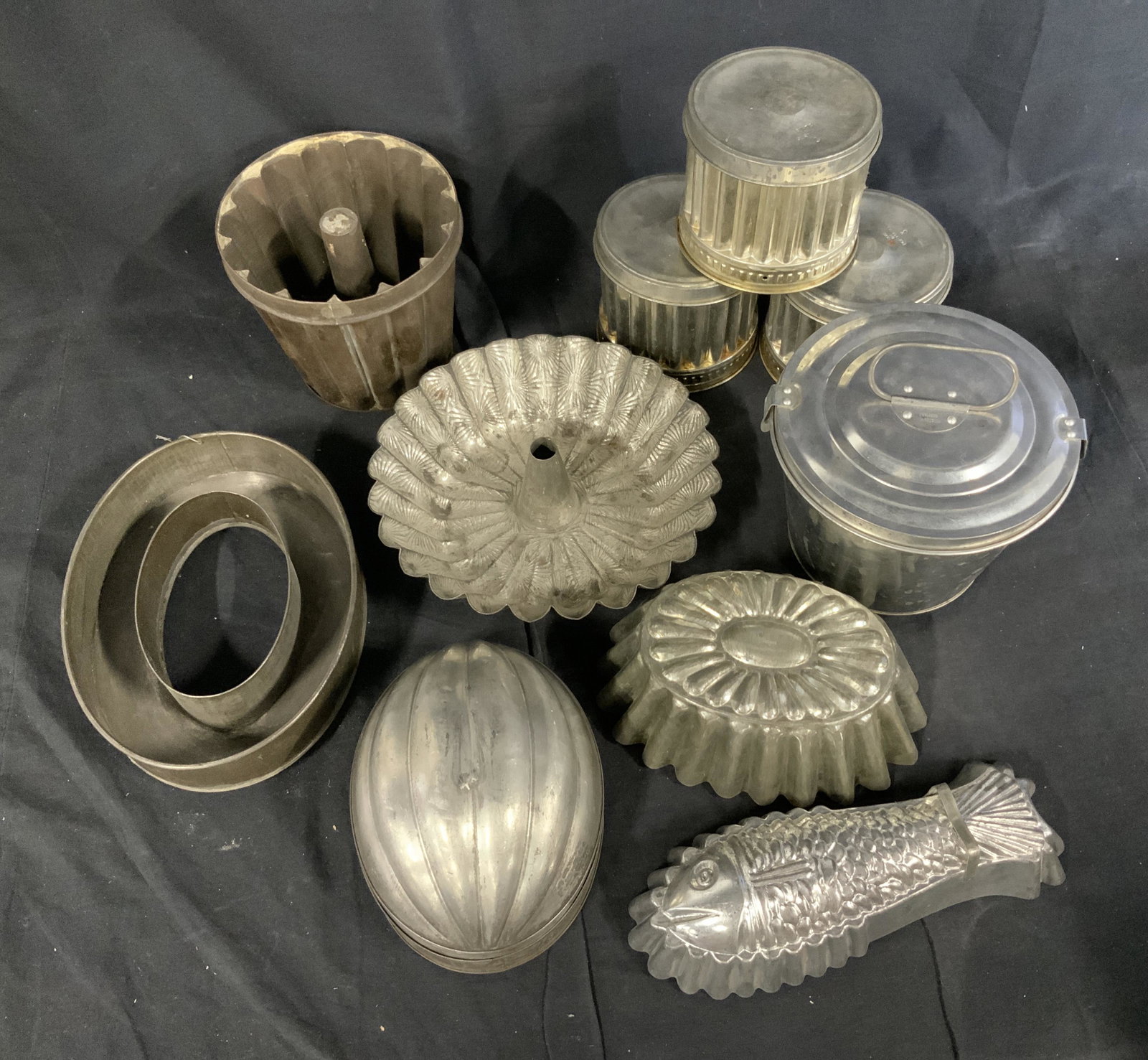 Lot 10 Vintage Bundt Cakes Tins and Molds: Lot 10 Vintage Bundt cakes tins and molds, silver toned metal, inscription on three smaller Bundt cake tins reads ‘Made in Portugal’, inscribed largest Bundt tin reads ‘Made in Germany’, fanne