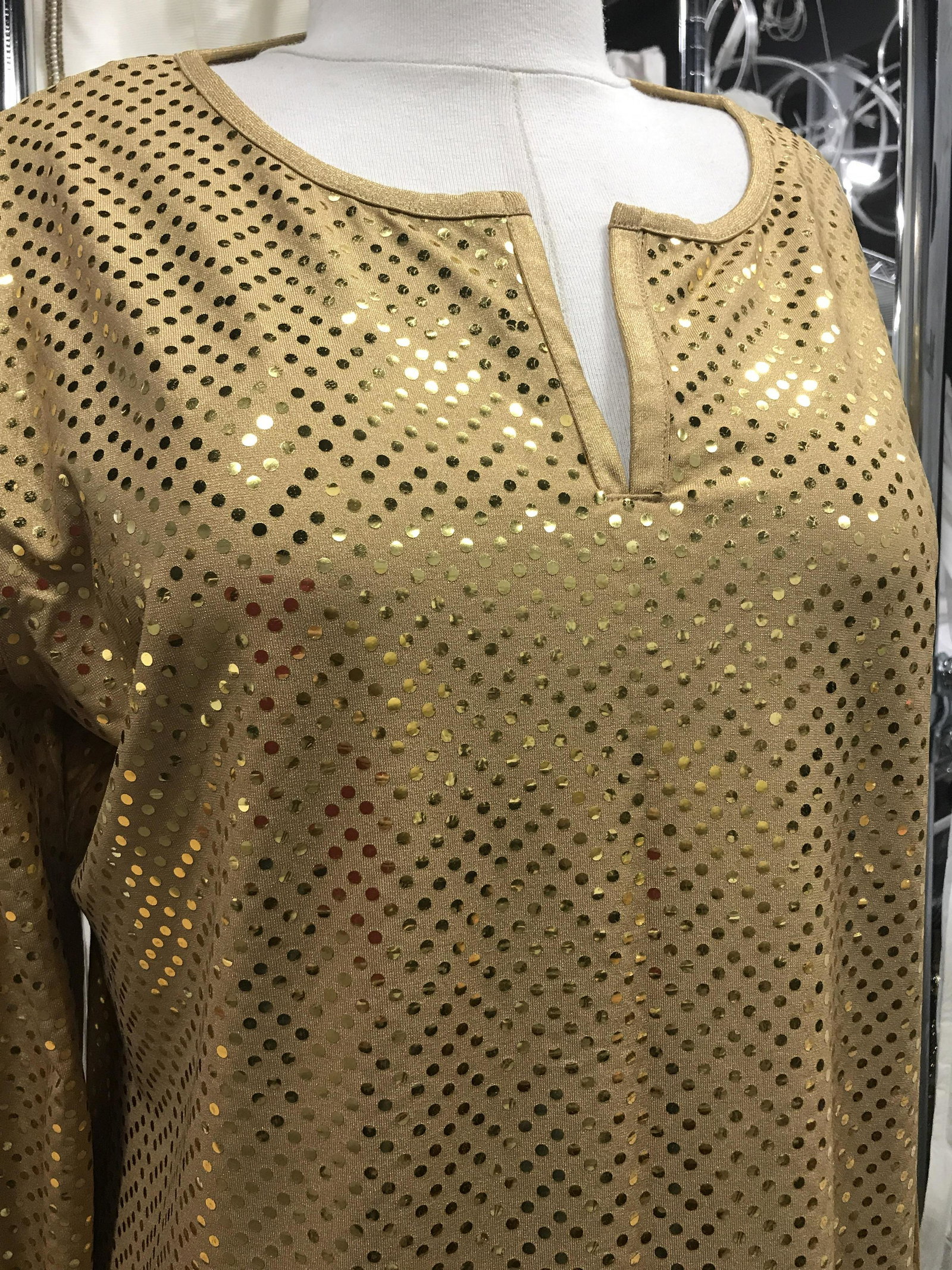 Diane Gilman Gild Sequin Tunic Blouse: Interior lined tunic, long sleeves with flared cuffs, modern take on 70s fashion, Size M, 92% polyester, 8% spandex comes in original packaging. Glitter tunic, ladies Wearables, Casualwear , Blouse, s