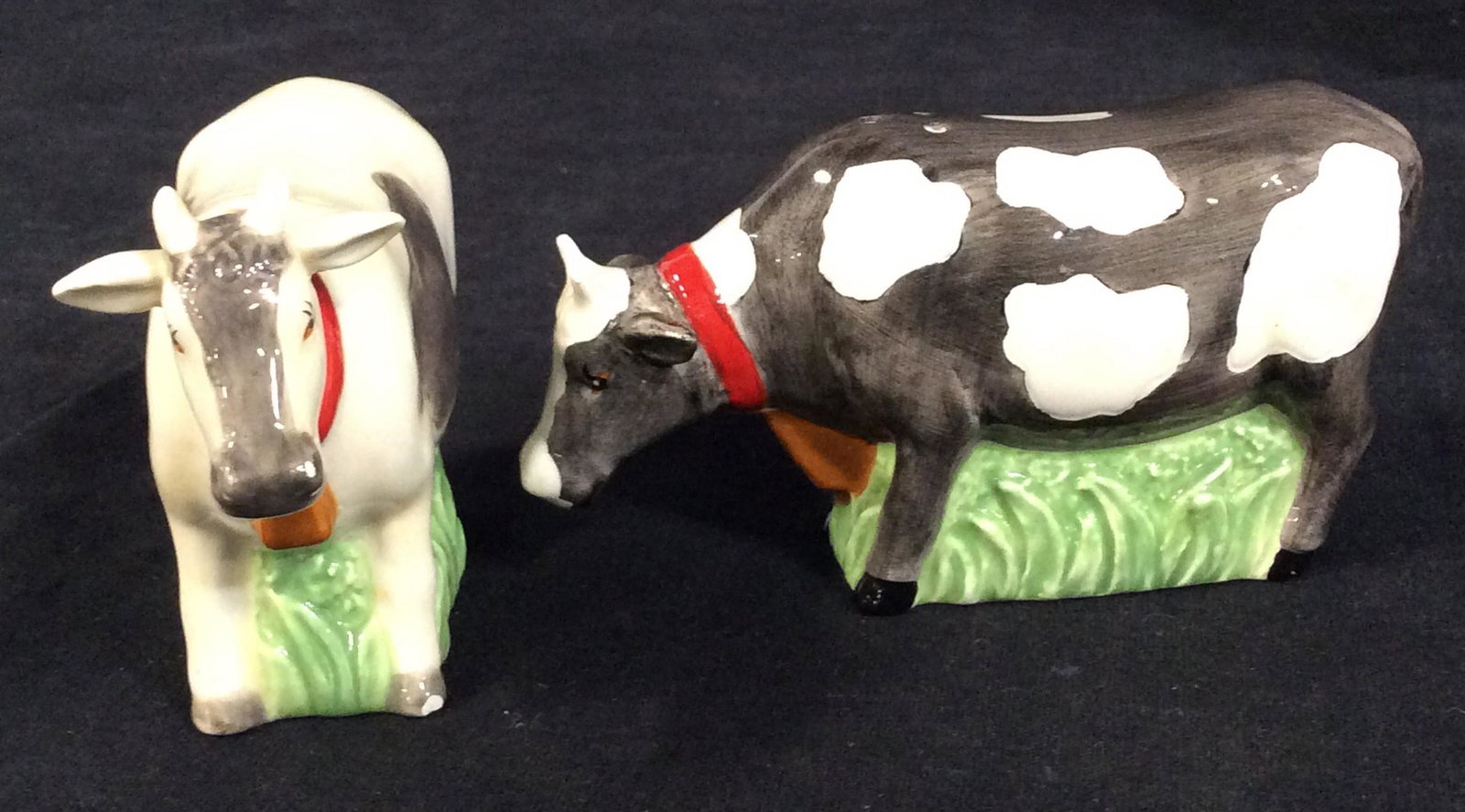 Country Cow Ceramic Figural Salt & Pepper Shakers: Hand painted cow Figurals, one white, one black with white spots. Rubber stoppers, 3 holes for salt, 2 holes for pepper. 4 x 1.5 in. Ht app 2.5 in. Country Cow Tableware , Farm Animal Figural Salt & P