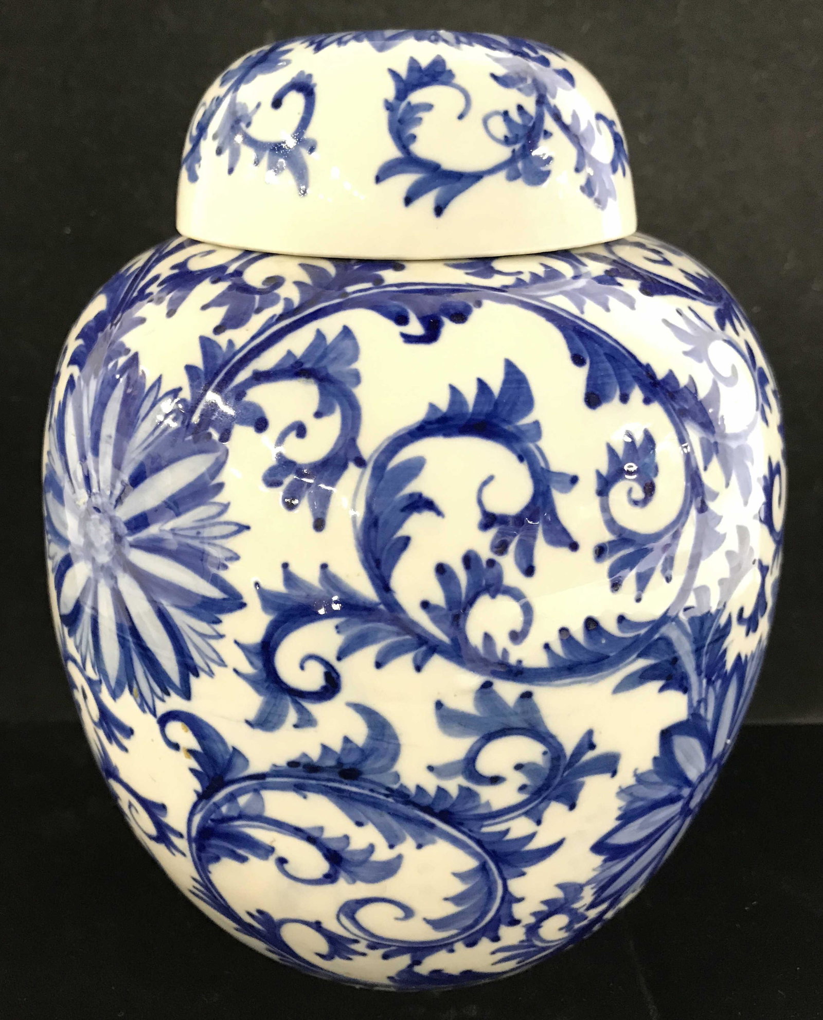 WAI MING Asian Chinoiserie Porcelain Ginger Jar: Underside is marked WAI MING HONG KONG. Piece is possibly vintage. GInger jar is porcelain. Piece has chinoiserie style with blue toned vine floral and leaf detail. includes lid. Piece measures approx