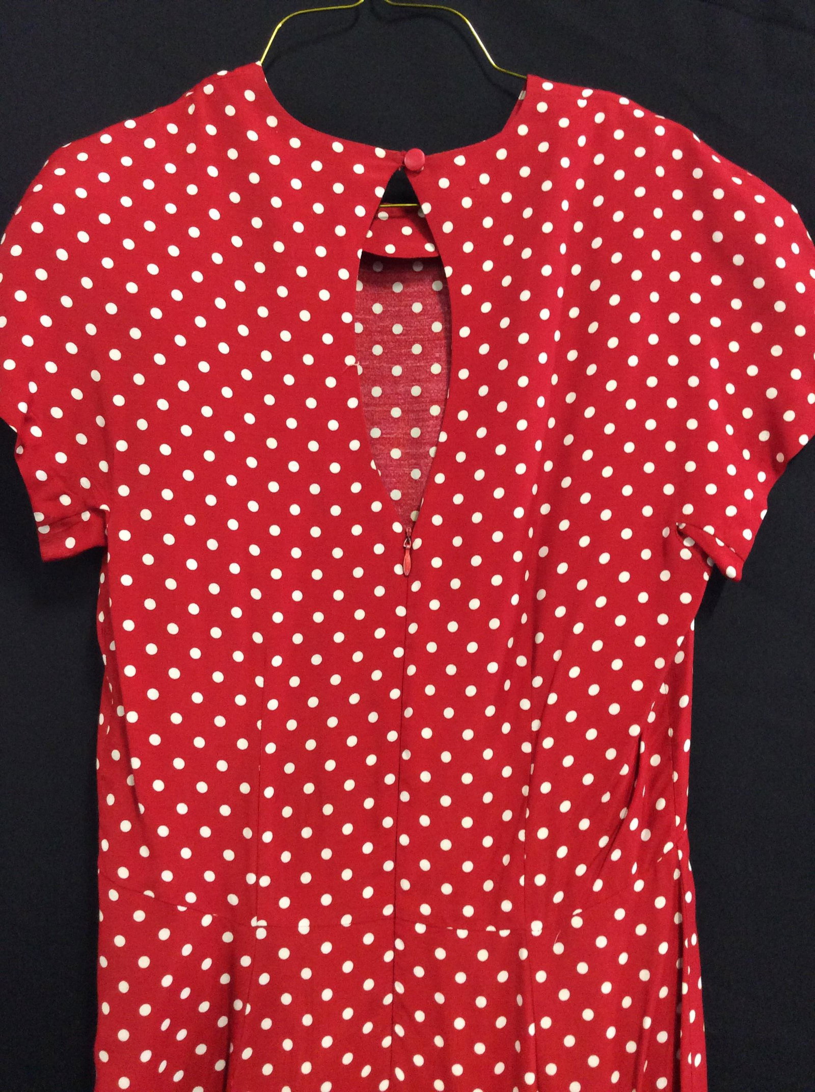 Lot 2 Ladies Designer Dresses: OUTLINES BY DEBORA KUCHNÉ Red with white polka dot, Short Sleeve , empire waist, zipper and neck button backside. Sz 4 CHAPS Cornflower blue dress, white rose Pattern, Boat neck, polyester with linin