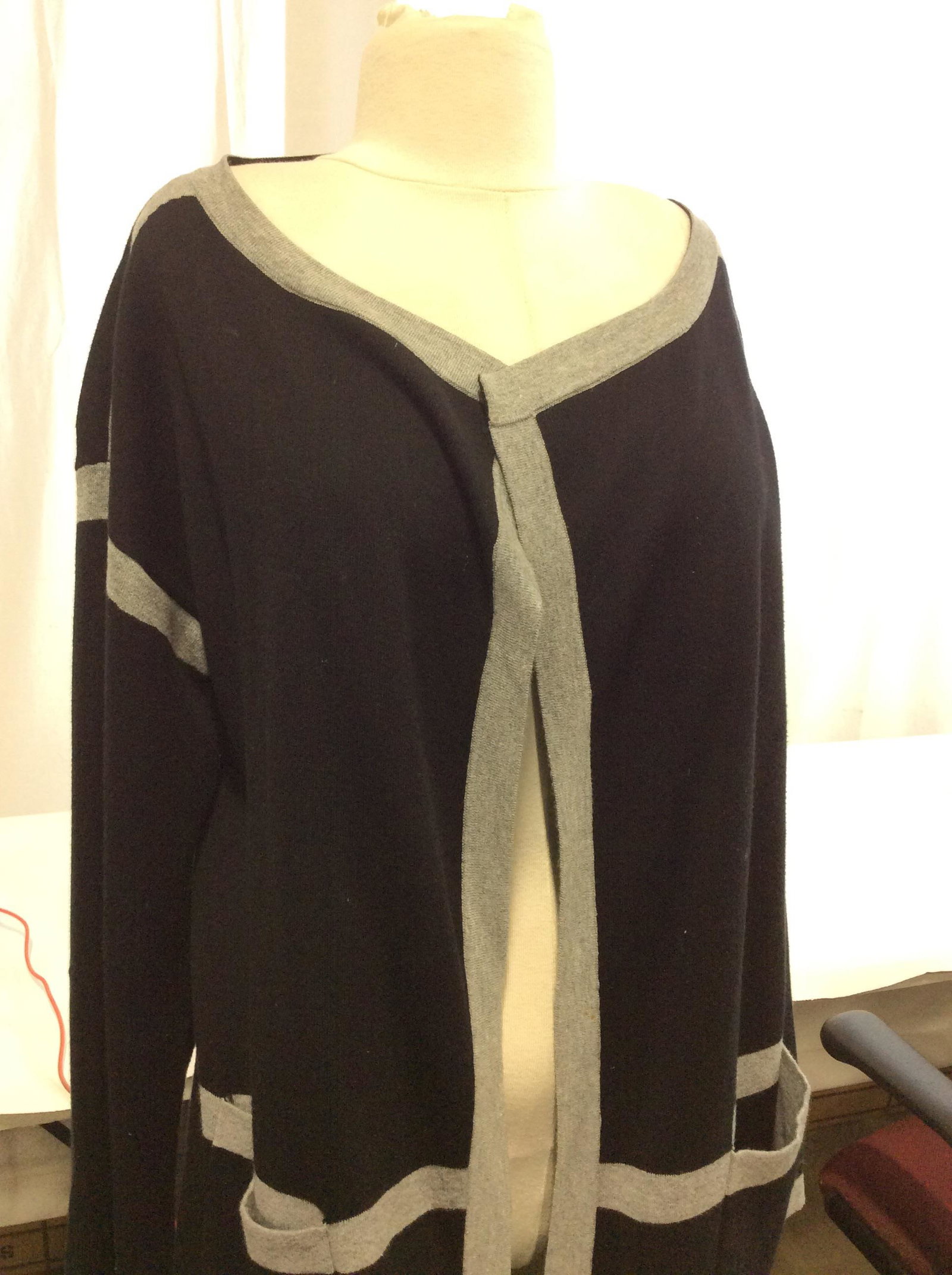 Vince CAMUTO KNIT COTTON Tunic Cardigan: Grey and black block pattern, size Medium, generous fit, 97% cotton, remainder spandex and nylon. 34 in long, designer label and care label. Large side pockets. Property of Gramercy, NY Estate Luxury 