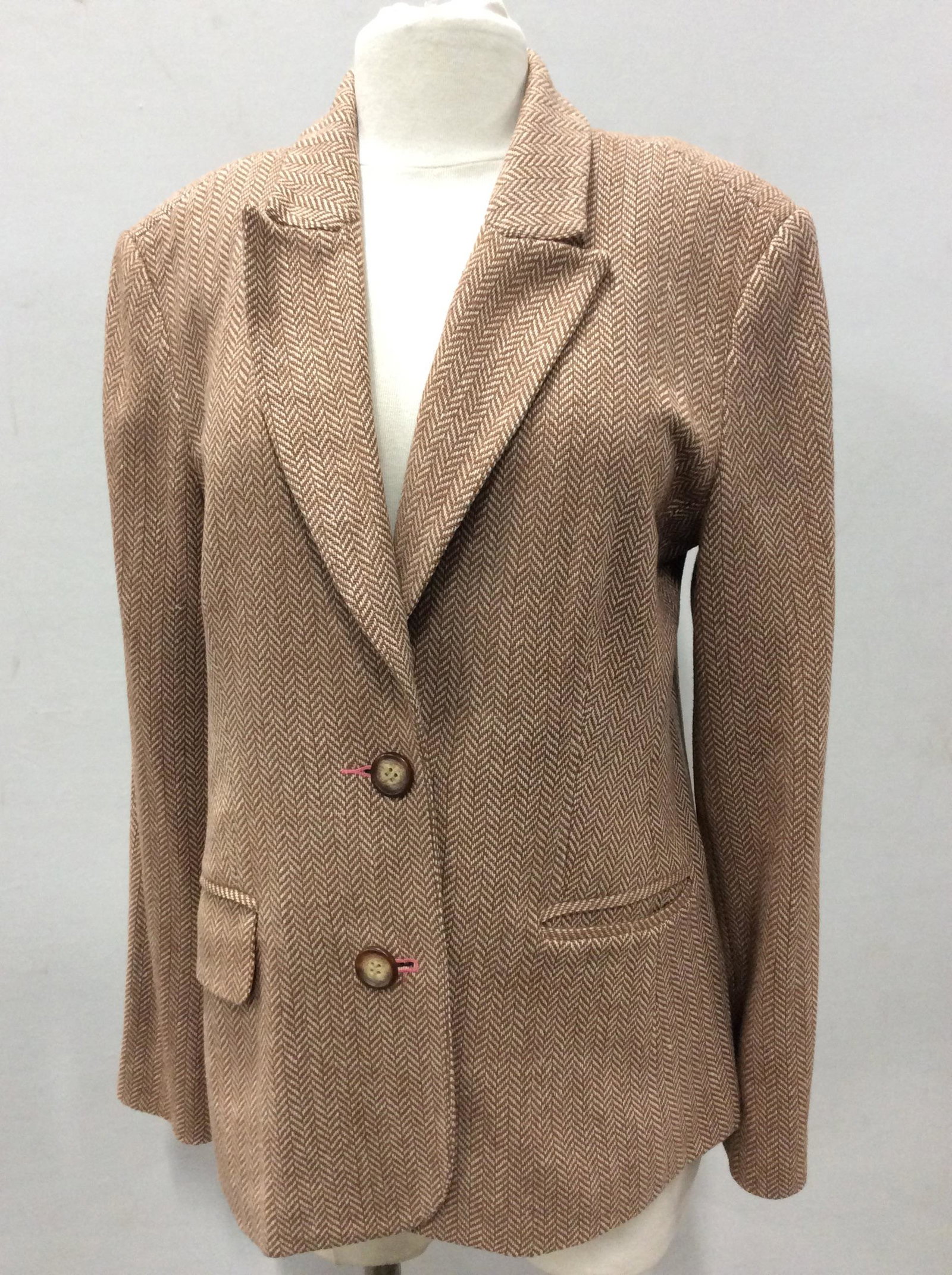 Wool SUNDANCE Taupe Chevron Blazer: Designer label, Size Med. taupe and white chevron pattern, 65% wool, pink acetate lining, hand pockets, inner pocket, very good vintage condition. Suit Blazer, chevron pattern Wool Blazer, Sundance De