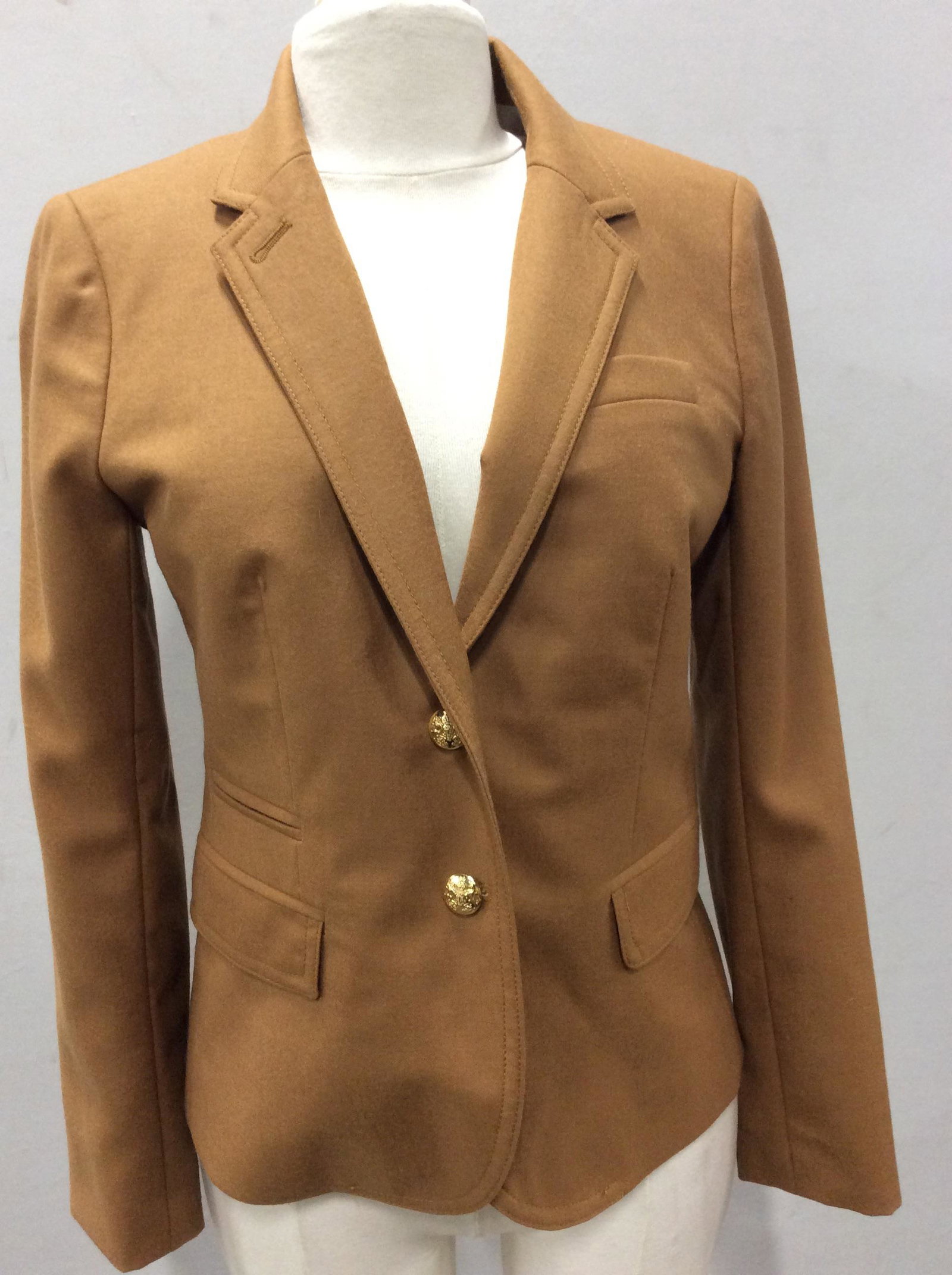 J. CREW SCHOOLBOY WOOL BLAZER: Like new designer blazer from J. Crew. A chic blazer that would normally sell for over $200, designer label affixed, care instruction. Color- Camel. This style fits true to size, Sz 6 - Notch collar -