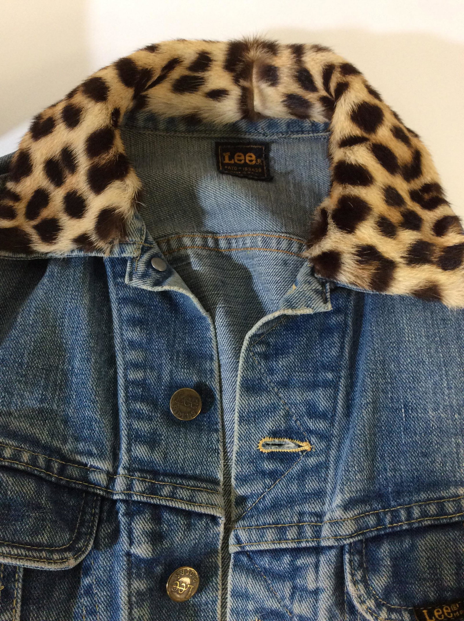 Vintage Lee Jean Jacket, Faux Fur Collar: Washed Acid Denim Jacket, possibly c. late 1980s/ early 1990s. In good shape, Lee Rider Metal Buttons. 20.5 in long. Sz Small. Animal print collar, faux fur. Vintage Denim Jacket, Lee Riders Jacket, J