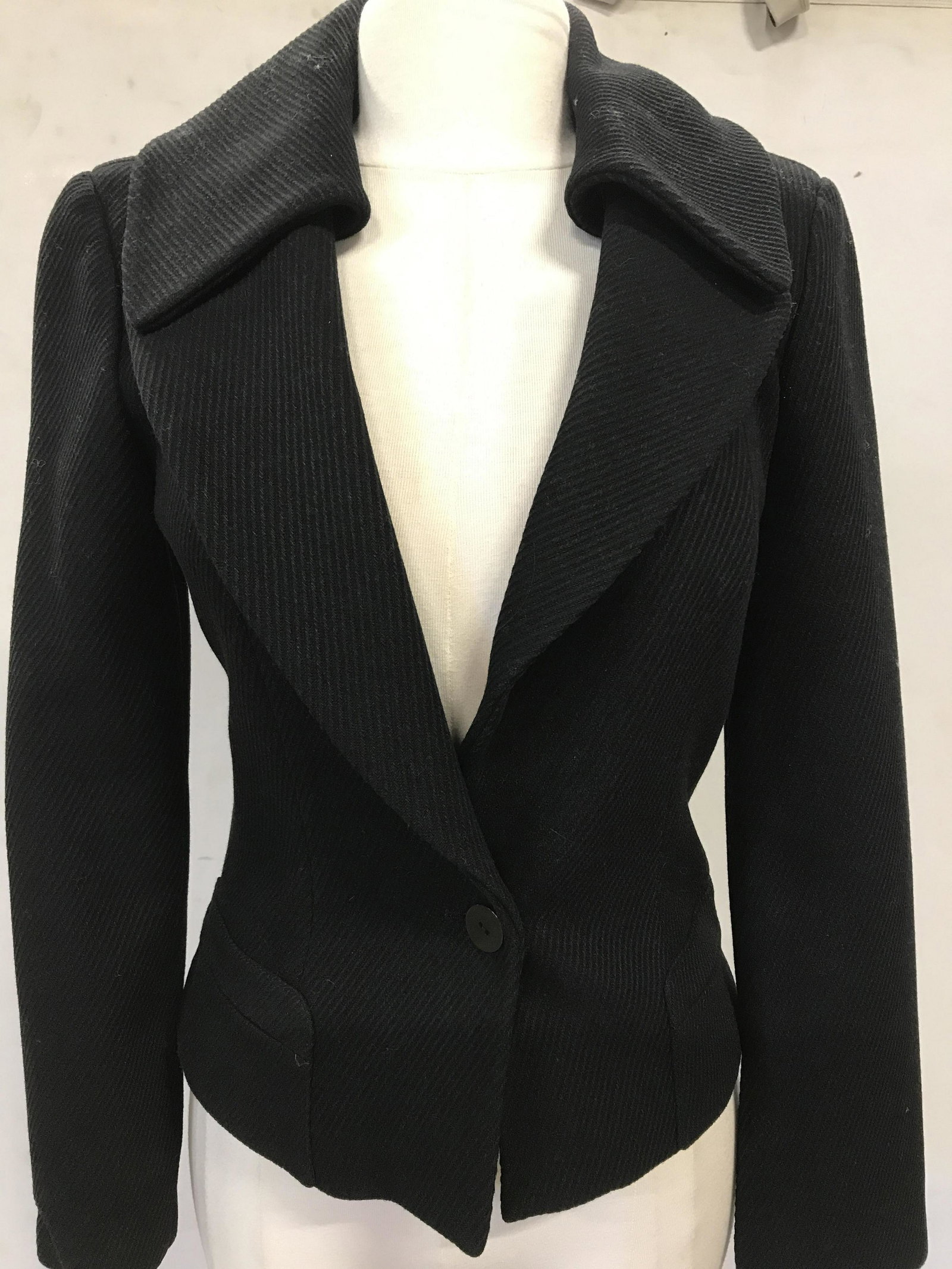 ShellY STEFFEE RIBBED COTTON BLAZER: Size 2, fully lined, designer label, 97% Cotton, 3% Lycra, dry clean, front ticket pockets. Blazer, black blazer, size 2, ladies wearables, Designer Shelly steffee, professional attire, ladies wearabl