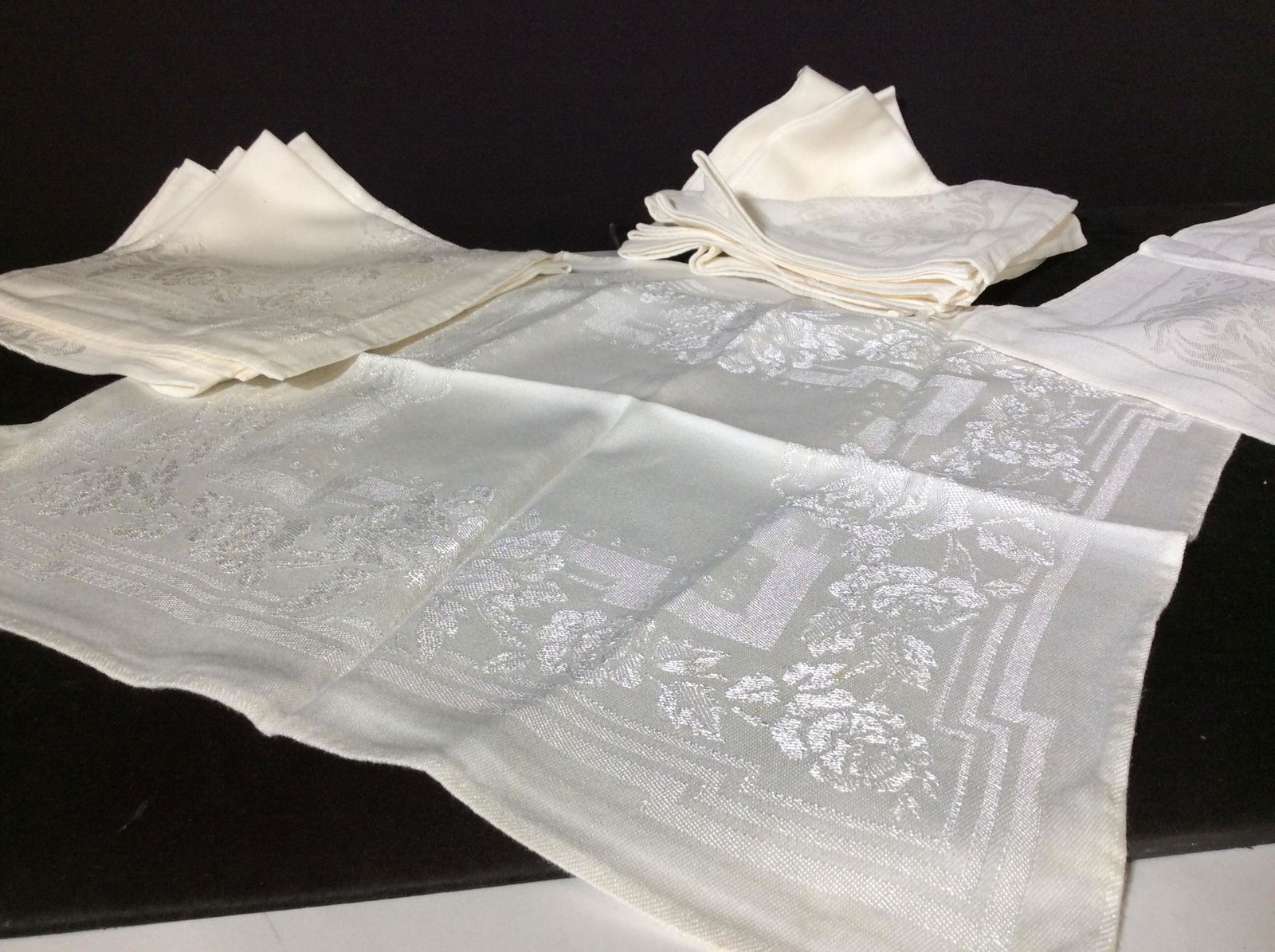 Lot Table Linen, Cotton Napery: 9 cream colored linen dinner napkins. 2 of New stark white linen hand towels, 29 x 15.5 in. Set 4 Irish Linen Tea Towels, like new, measure 19 x 14 in., With label that reads 100% linen, Made in Irela