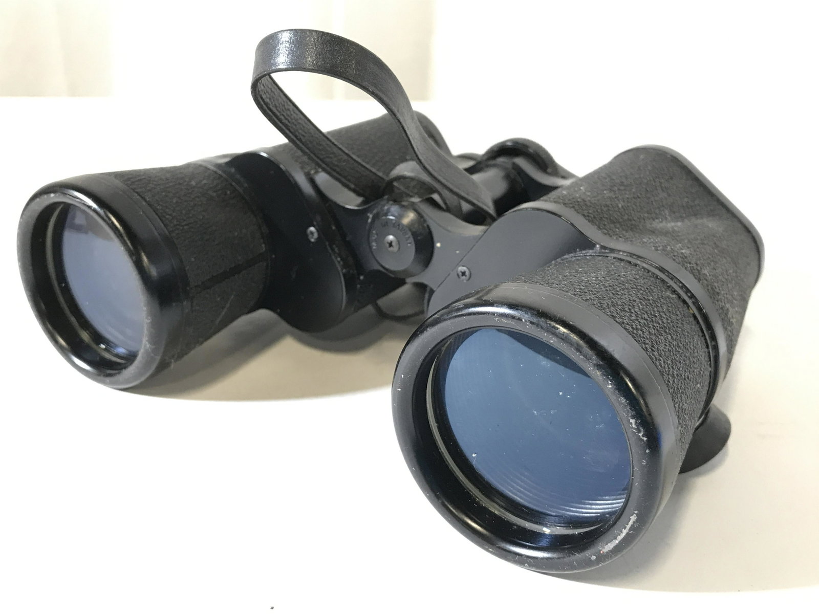 ANSCO DELUXE Binoculars W Case: Binoculars are marked ANSCO DELUXE MODEL NO 9020. Binoculars and case are black toned. Piece measures approximately 8 inches wide 7 inches deep 2.5 inches tall. Right eyepiece reads 7 x 50. Binoculars