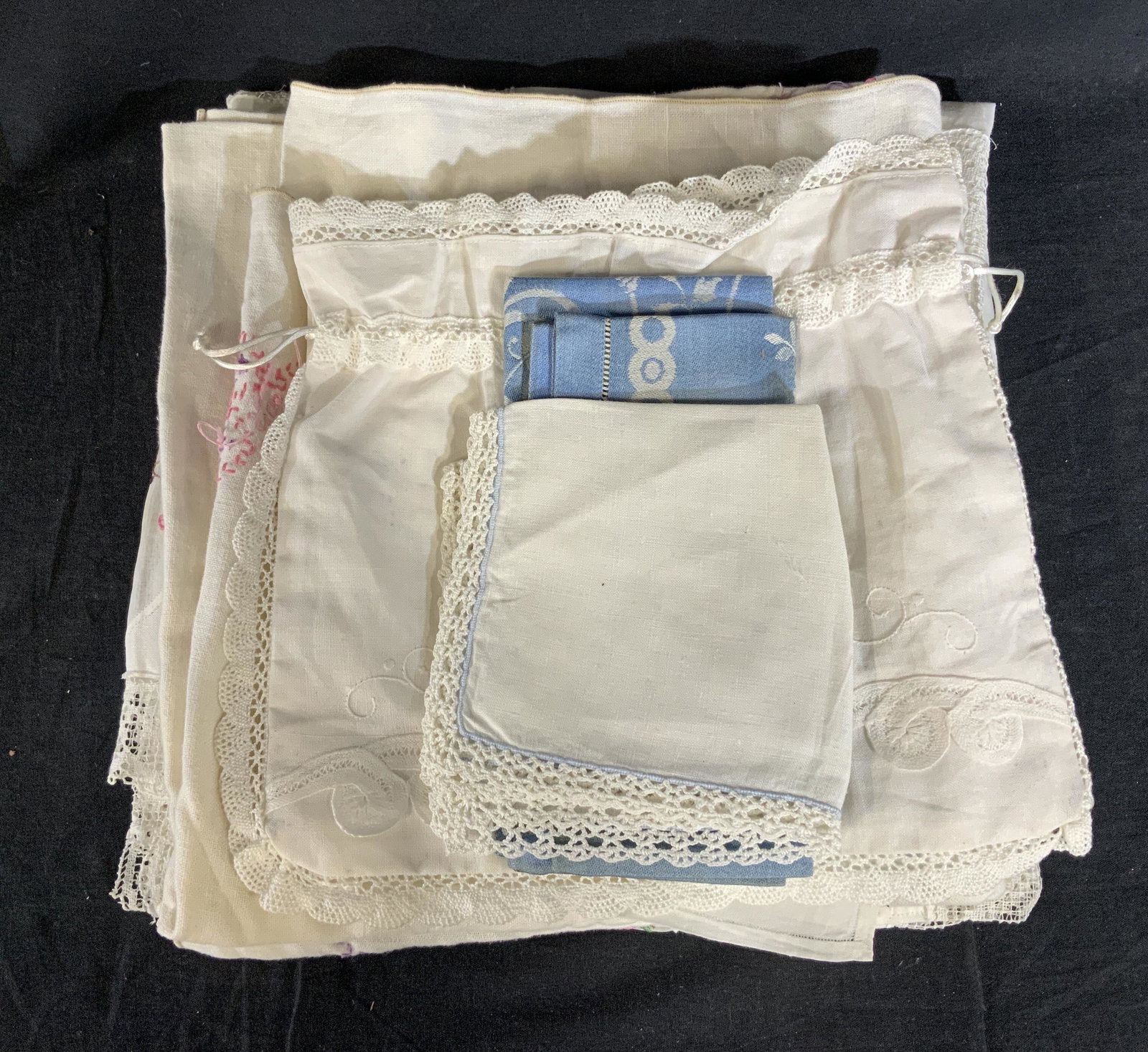 Lot 20 Vintage Napkins & Tablecloths: Lot 20 Vintage Napkins & Tablecloths, label to interior of linen pouch reads ‘Lee & Lee Dallas TX made in USA’ 100% cotton wash cool water tumble dry & iron no bleach’, label to largest piece re
