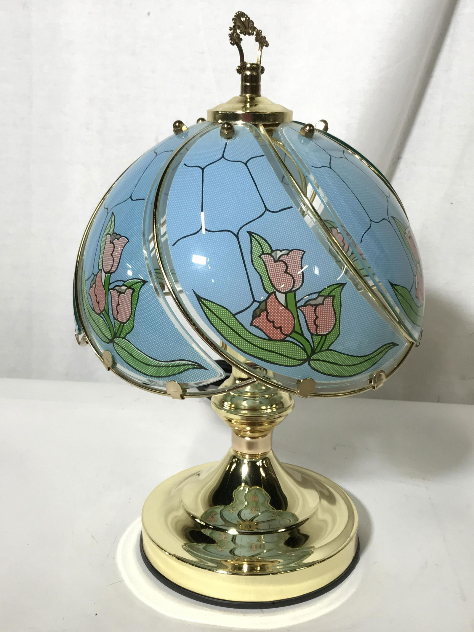 Tabletop Lamp w Glass Shade: tabletop lamp. Lamp measures approx 14.25 inches H, and 8.5 inches W. Lamp shade decorated with a stained glass style pattern. Wear consistent with use. Lighting, lamps, tabletop lamp collectible lamp