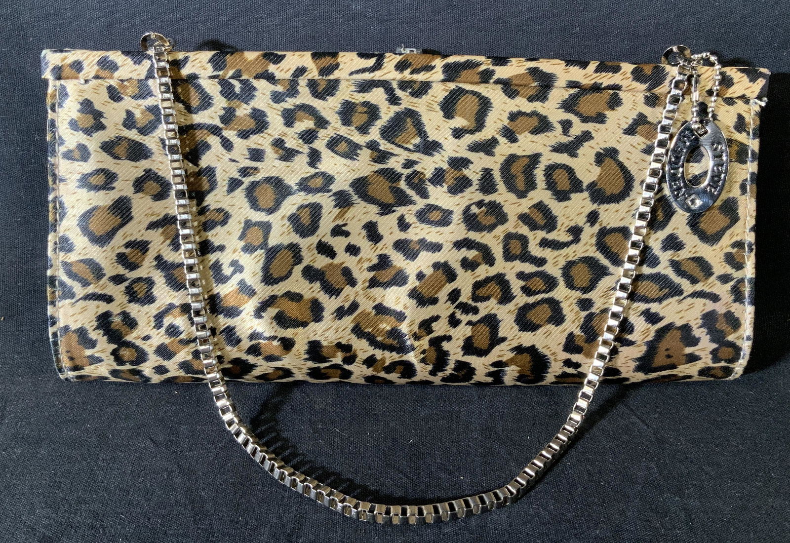 Steve Madden Leopard Print Women’s Bag: Steve Madden Leopard Print Women’s Bag, label to exterior reads ‘Steve Madden’, label to interior reads ‘Steve Madden Made in China 100% polyester’, silver toned box chain, clasp broken but