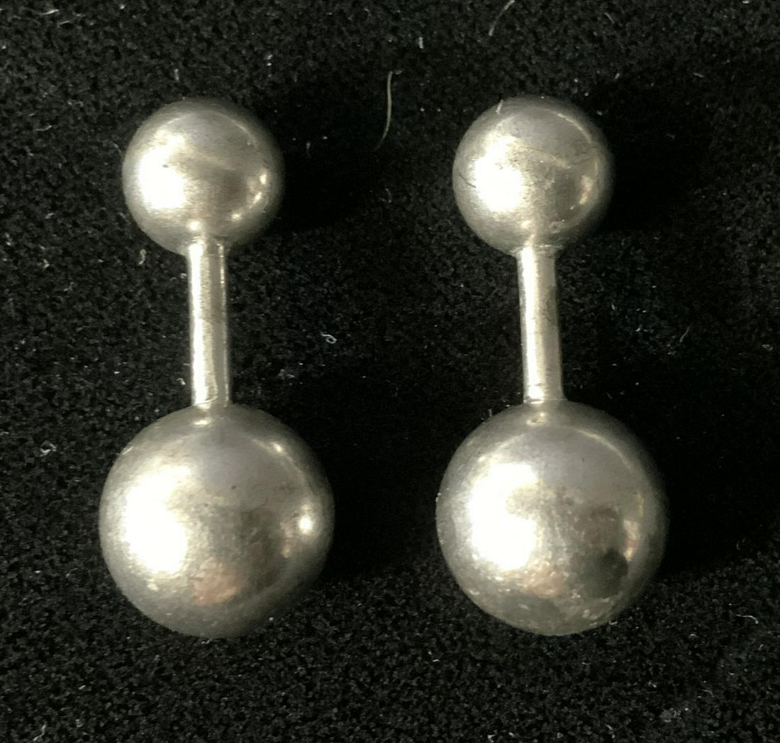 Sterling Silver Ball Return Cufflinks: Sterling Silver Ball Return Cufflinks, inscription to cufflinks reads ‘Sterling’, both measure 1 1/8 inches, total weight is 7.9 g, some tarnishing but overall in good condition, Sterling silver, 