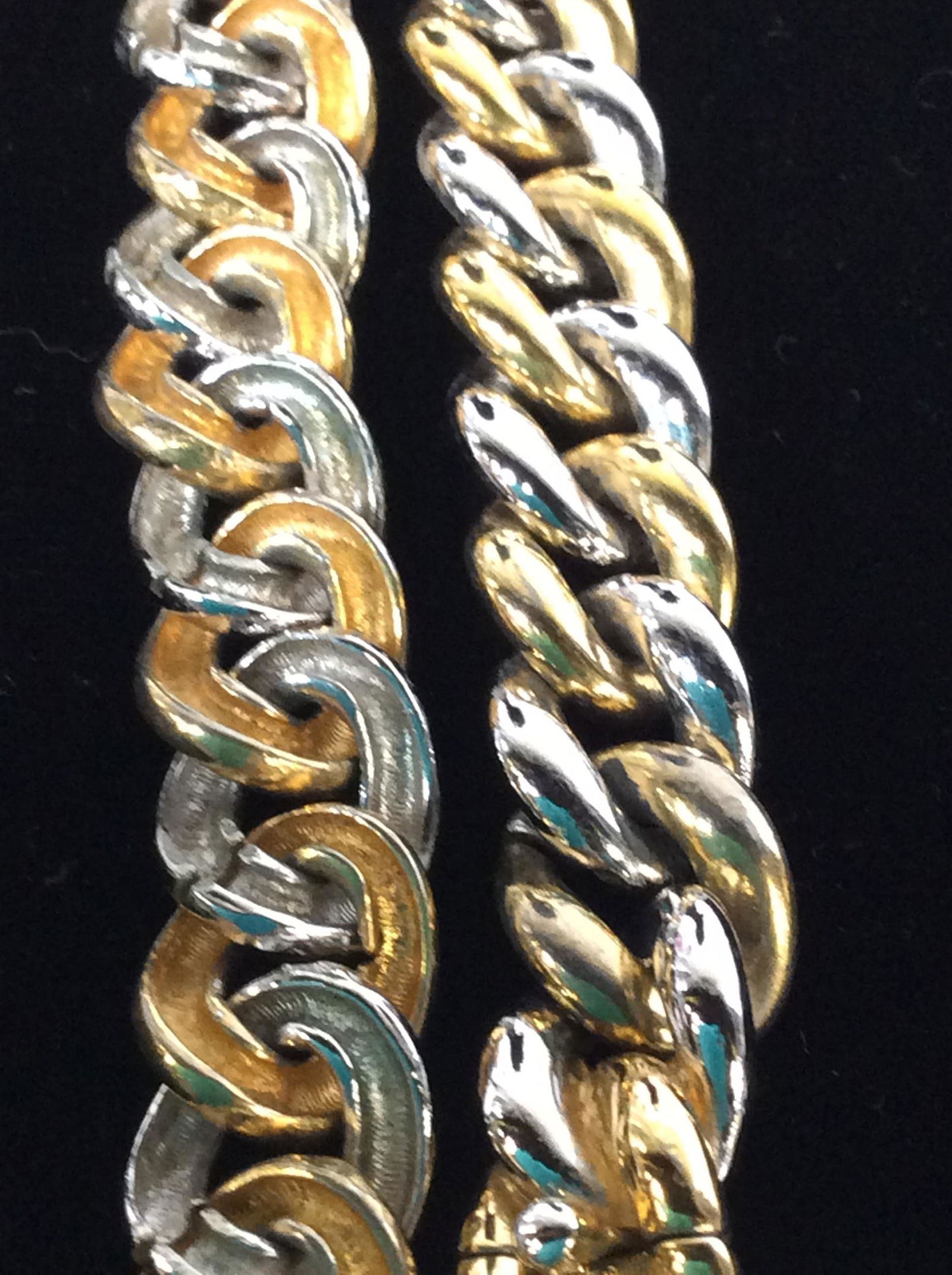 CINER Two Toned Chain Choker Necklace: Heavy Links, Signed Ciner On clasp, needs repair to link, .5 in wide, app 11 in Chain. Costume Jewelry, Designer CINER Choker Necklace, Ladies Fashion, Oversize curd link, Chain, Ladies Accessories, L