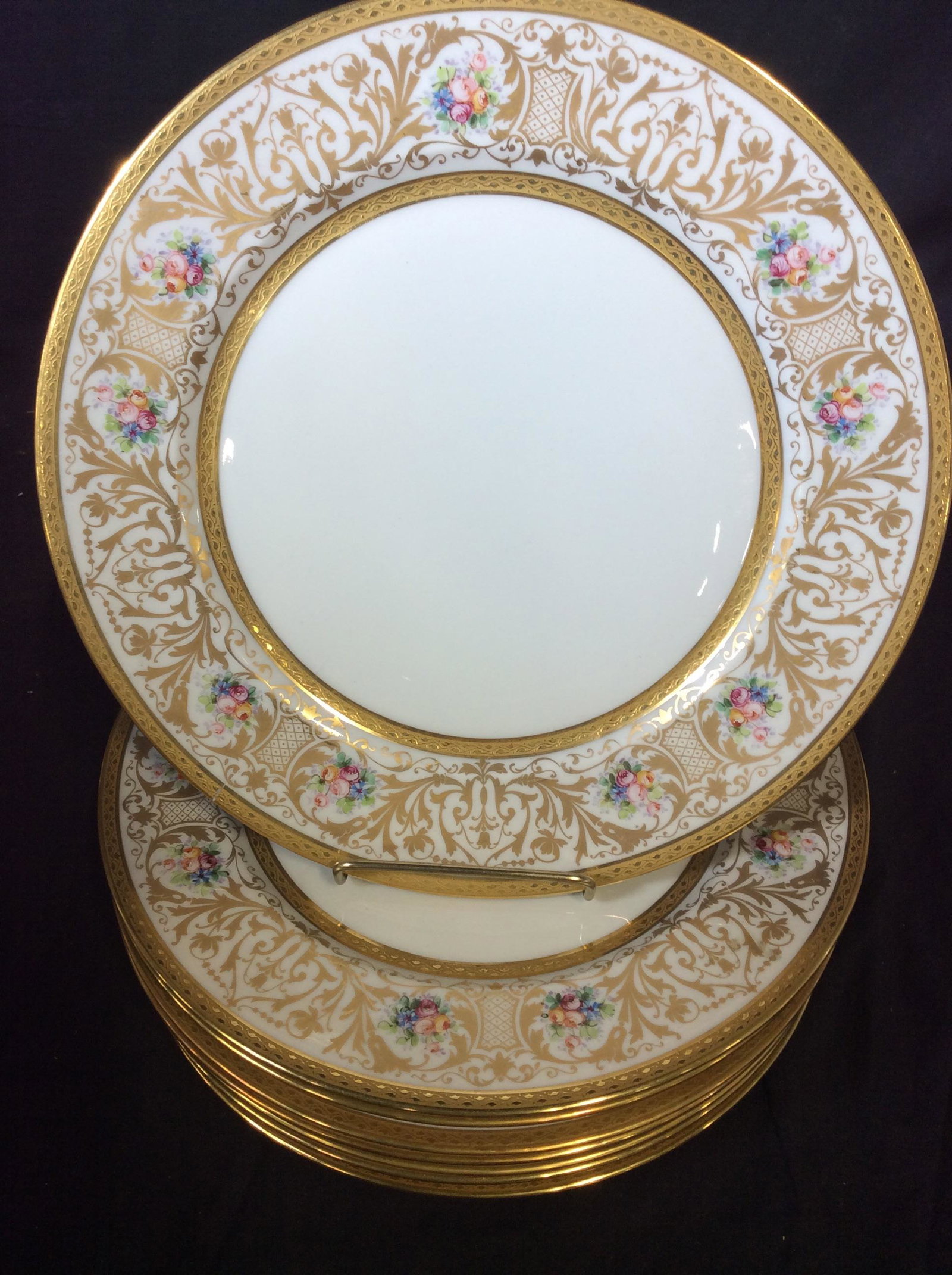 Set 8 WG & Co. LIMOGES FRANCE Dinner Plates: set of 8 W.G. & Co. (William Guerin and Company) Limoges, France porcelain Dinner plates. detailed with 22k Gilt rim and floral and scroll Gilt band surrounding delicate colorful tea roses. Inner Gilt