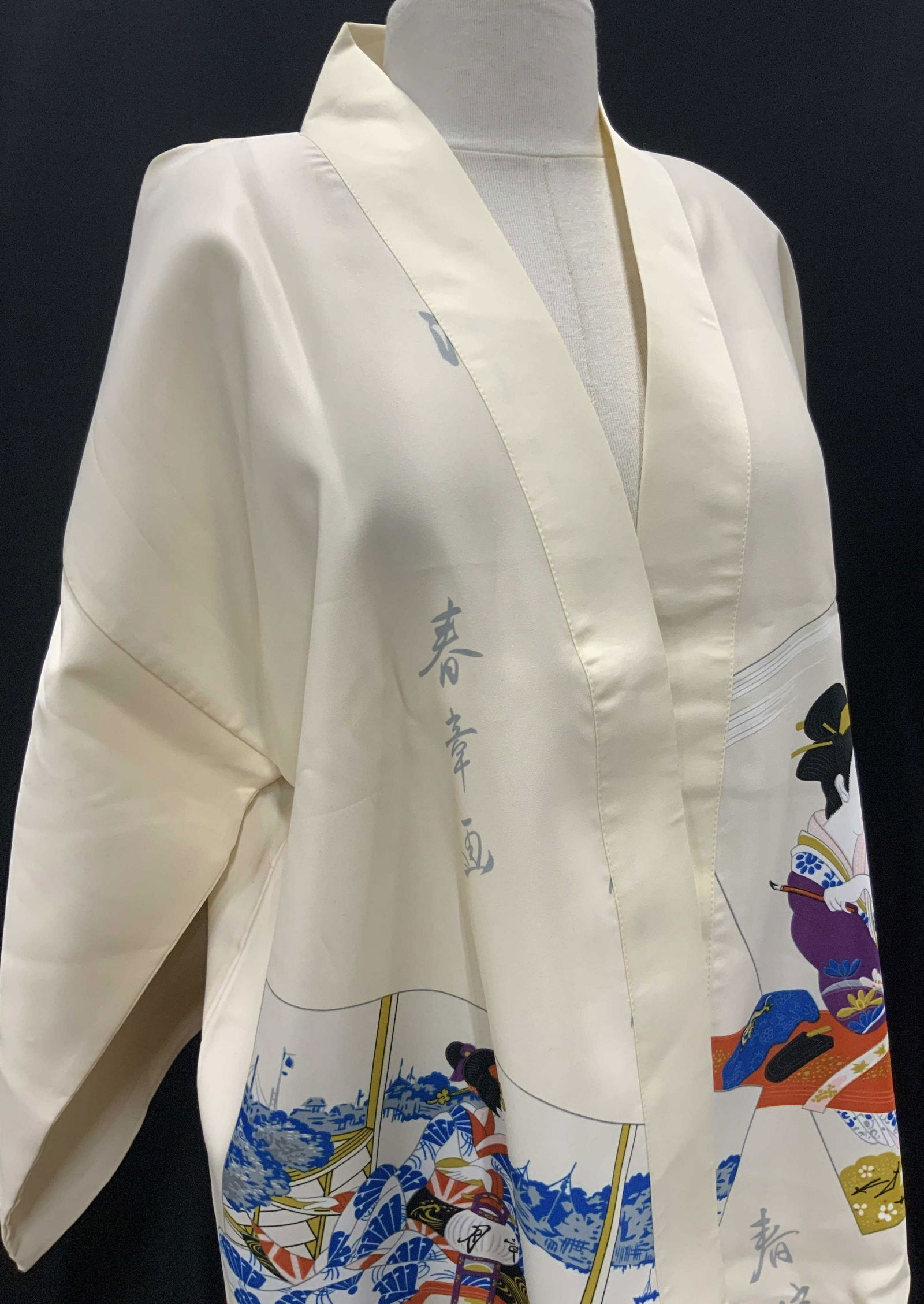 Japanese EXCELLENT QUALITY Ladies Tunic, Japan: Geisha woman prints on off white color. Labeled Made in Japan Excellent quality. Like new, appears never work with fold creases. 100% polyester. Feels like silk. Japanese characters, wide arms, app 35