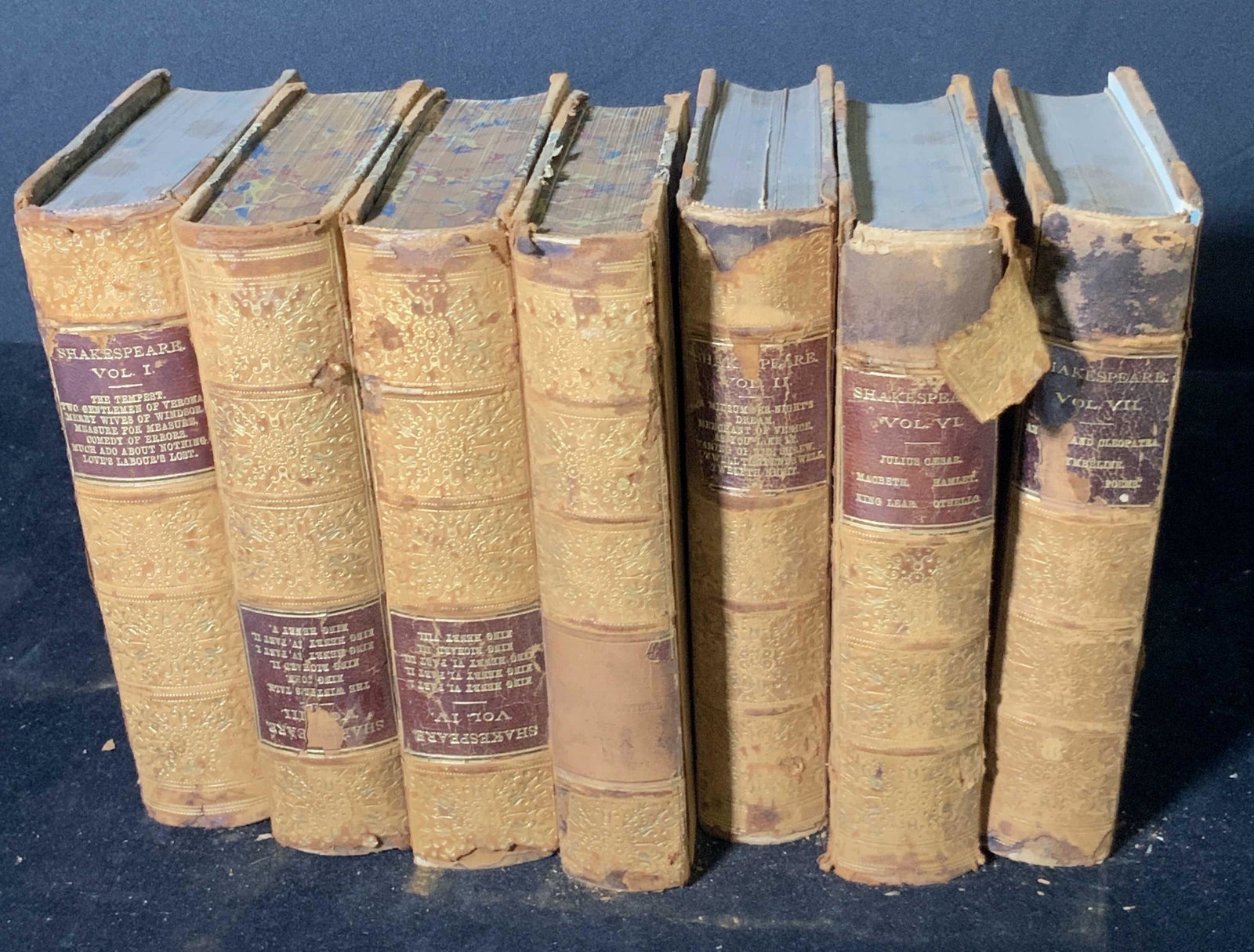Lot 7 Antique Hardcover Books, SHAKESPEARE: 7 antique hardcover books, works of William Shakespeare. Titles include: JULIUS CEASAR, MACBETH, ANTHONY AND CLEOPATRA, & more. Books in antique condition consistent with use and age. Loose spines & p