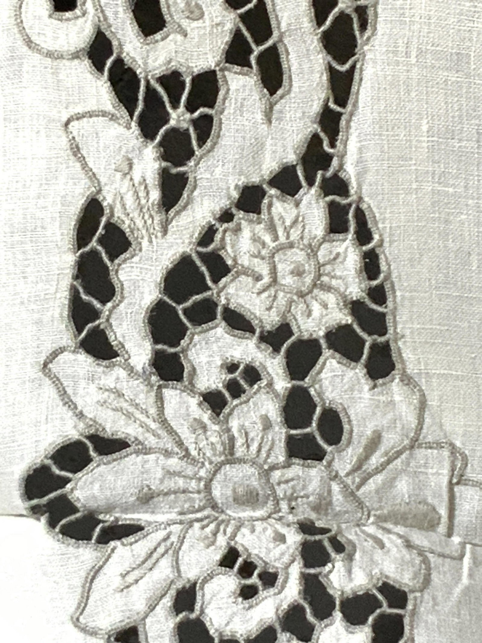 Lot 7 White Linen Napkins & Tablecloth: Lot 7 matching white linens with pierced fabric design edges. Table cloth has pierced fabric design throughout. Light staining on tablecloth. Comes with plastic case. Napkin width approx. 14.5 in. Len
