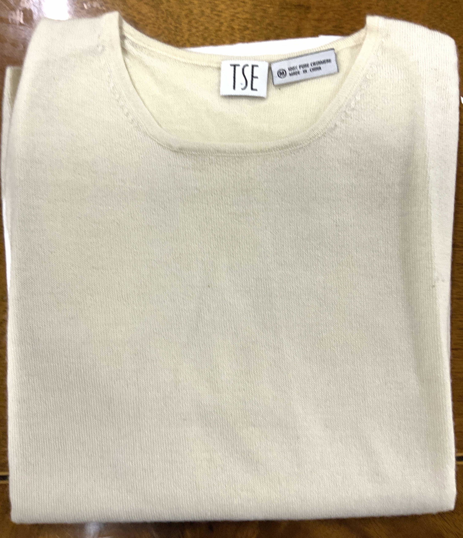 TSE Designer Cashmere Knit Sweater, Org Tag: Cream colored casual knitwear, comes with original Saks Fifth Avenue Store Tag ( not attached). Made of 100% pure cashmere ( labeled). Crew neck. Lightweight fabric. Short sleeves. Light spots - see p