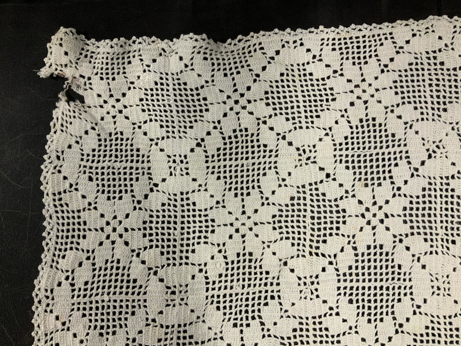 Lot 31 Vintage Linens and Napkins: Lot 31 Vintage Linens and Napkins, label to one linen reads ‘Fino Lino linen and lace’, embroidered inscription to one line reads ‘RMcA’, label to another linen reads ‘Williams Sonoma 100% c