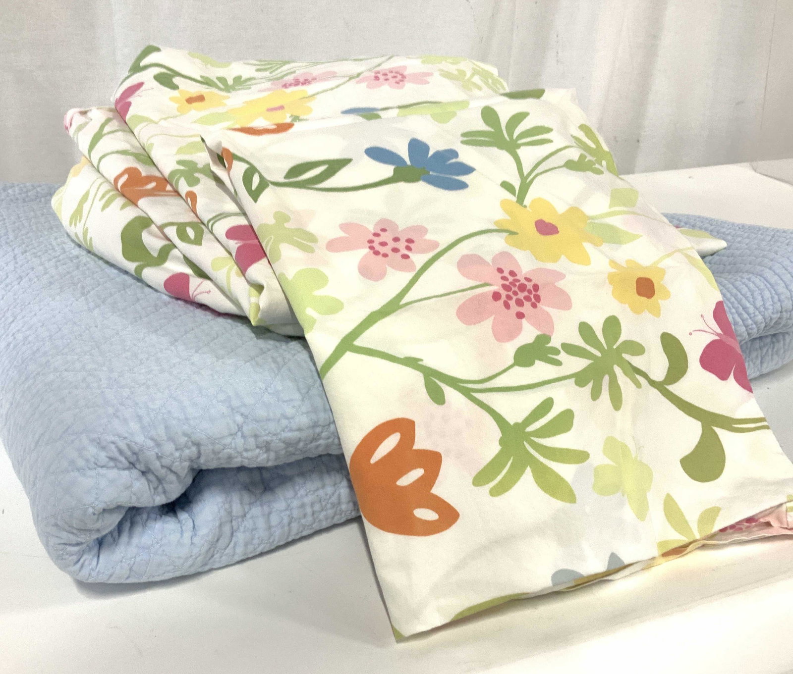 Set Cotton Bed Linens, Pottery Barn Sheets, more: Light blue quilt for double sized bed, possibly fits a queen, in good shape from a smokeless home. Light Wear to hem/ edge, body of quilt no issues. App 80 x 69 in. Pottery barn TWIN set a Cotton Flor