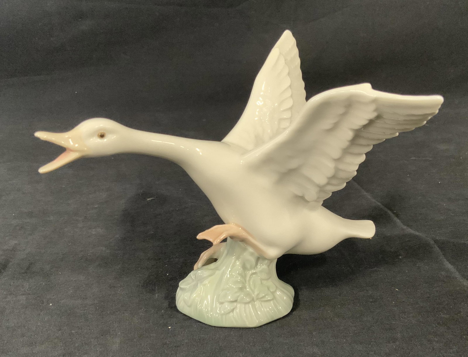 Lladro Porcelain Swan Figurine: Lladro Porcelain Swan Figurine, stamp to base reads ‘Lladro Hand made in Spain’, a swan with elongated wings, measures 4 inches tall x 6 1/8 inches at widest point, in good condition, Lladro, porc