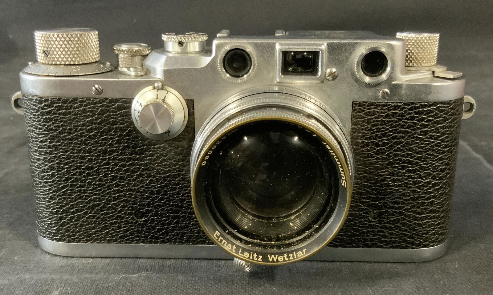 Vintage Leica DRP Ernst Leitz Wetzlar Camera: Vintage Leica DRP Ernst Leitz Wetzlar Camera, inscription to camera reads Leica DRP Ernst Leitz Wetzlar Germany No 418170, measures 2 5/8 x 5 5/8 inches at widest point, instructions attached to inter