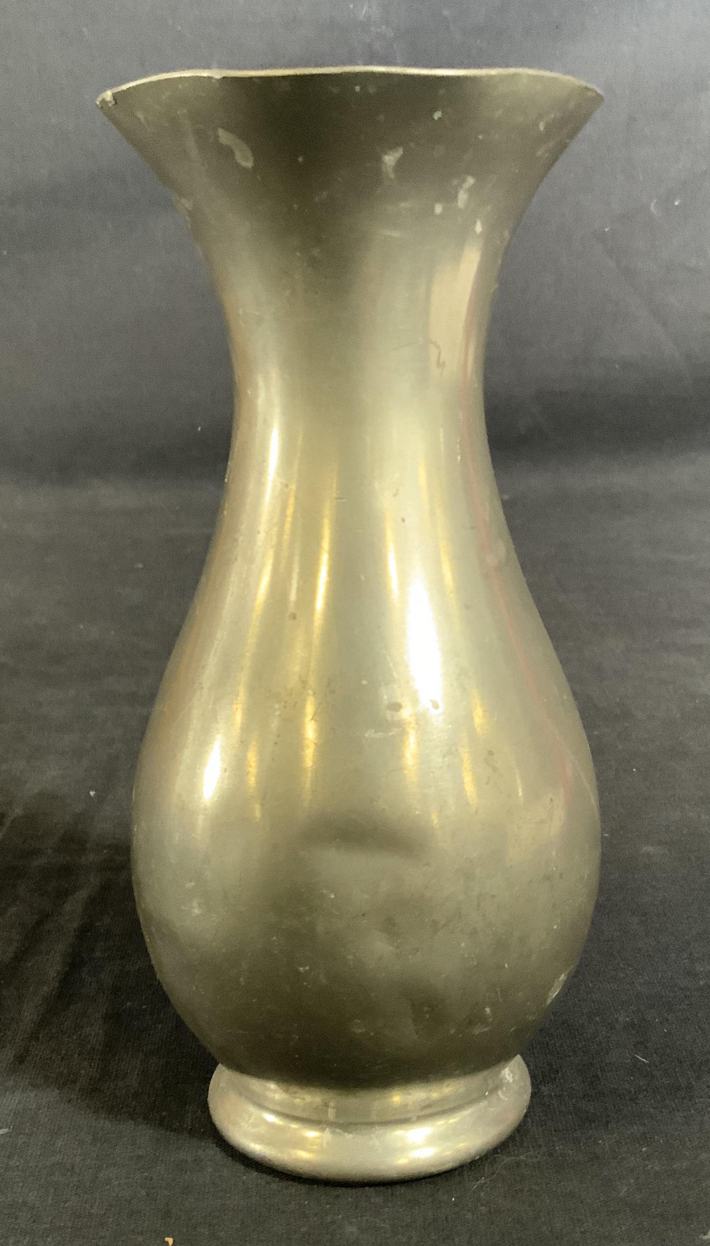 Daalderop Pewter Vase: Daalderop Pewter Vase, inscription to base reads ‘Holland Royal Pewter Daalderop Made in Holland’, measures 6 1/4 x 2 7/8 inches in diameter at widest point, some dents and tarnishing to piece but