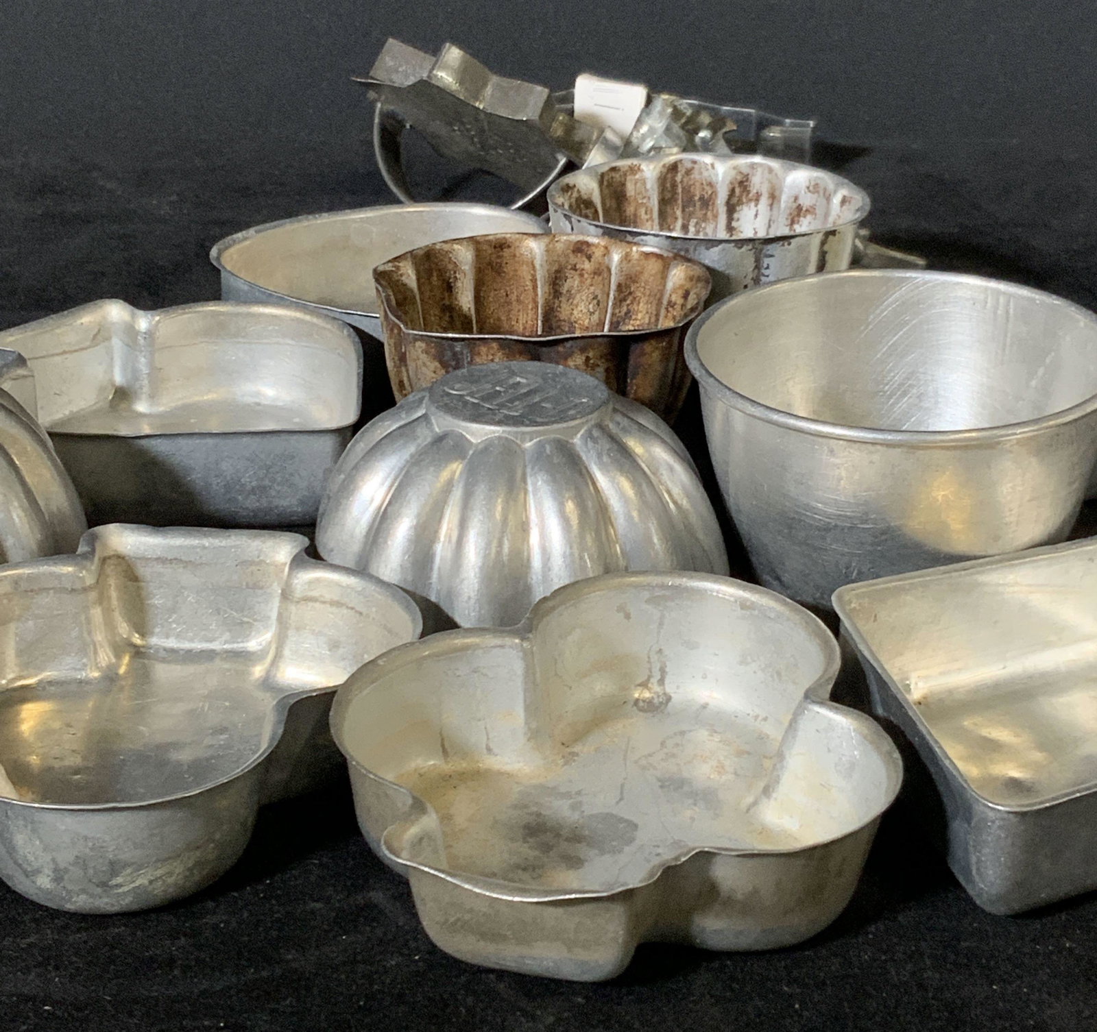 Lot 18 Silver Toned Metal Kitchen Accessories: 18 assorted baking and molding tools. Small molds (11) for miniature cakes / cupcakes / jello molds. Shapes include clovers, hearts, Bundt, and more. Cookie cutters / cookie tools (7). Barn animal and